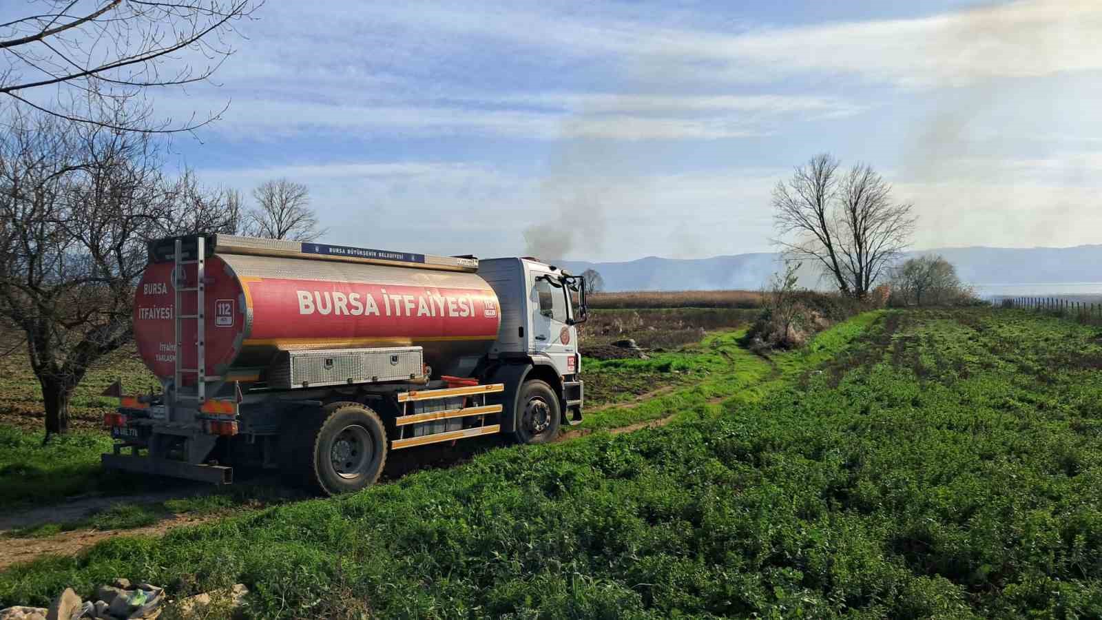 İznik&rsquo;te r&uuml;zgarla birlikte sazlık yangını b&uuml;y&uuml;yor

