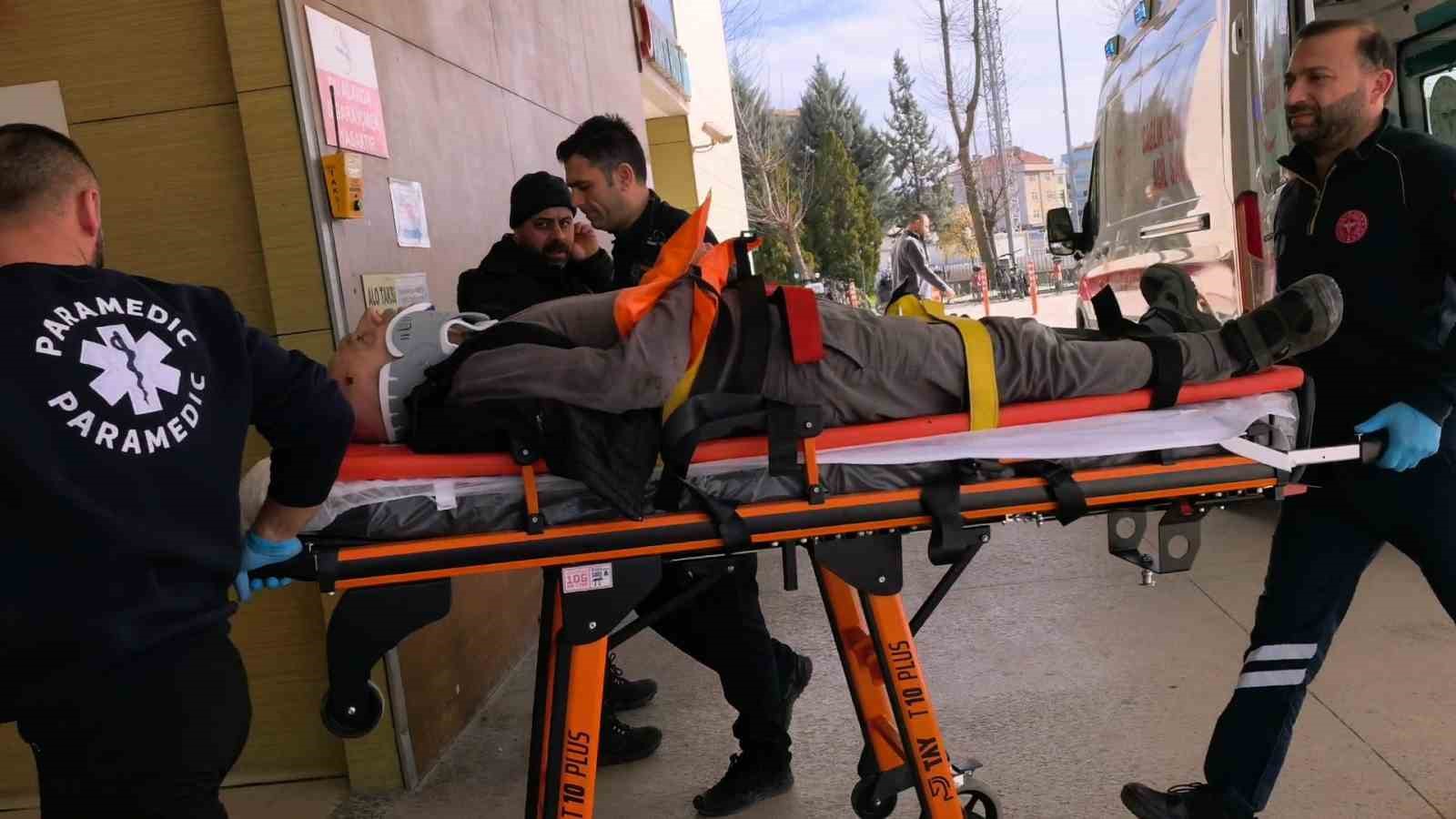 Ceviz ağacından d&uuml;şen yaşlı adam ağır yaralandı
