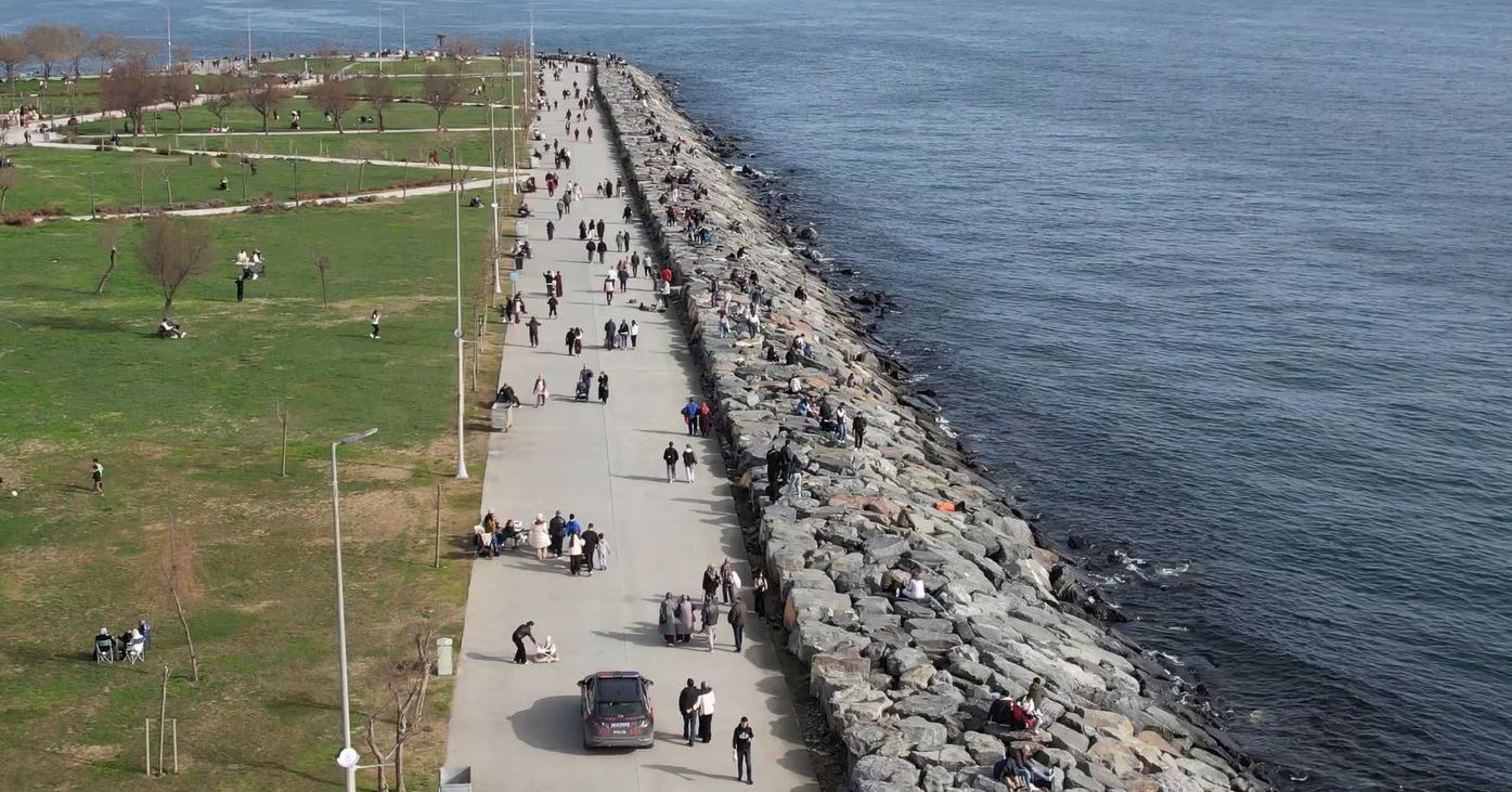 Avcılar’da güneşli havayı fırsat bilenler sahile koştu