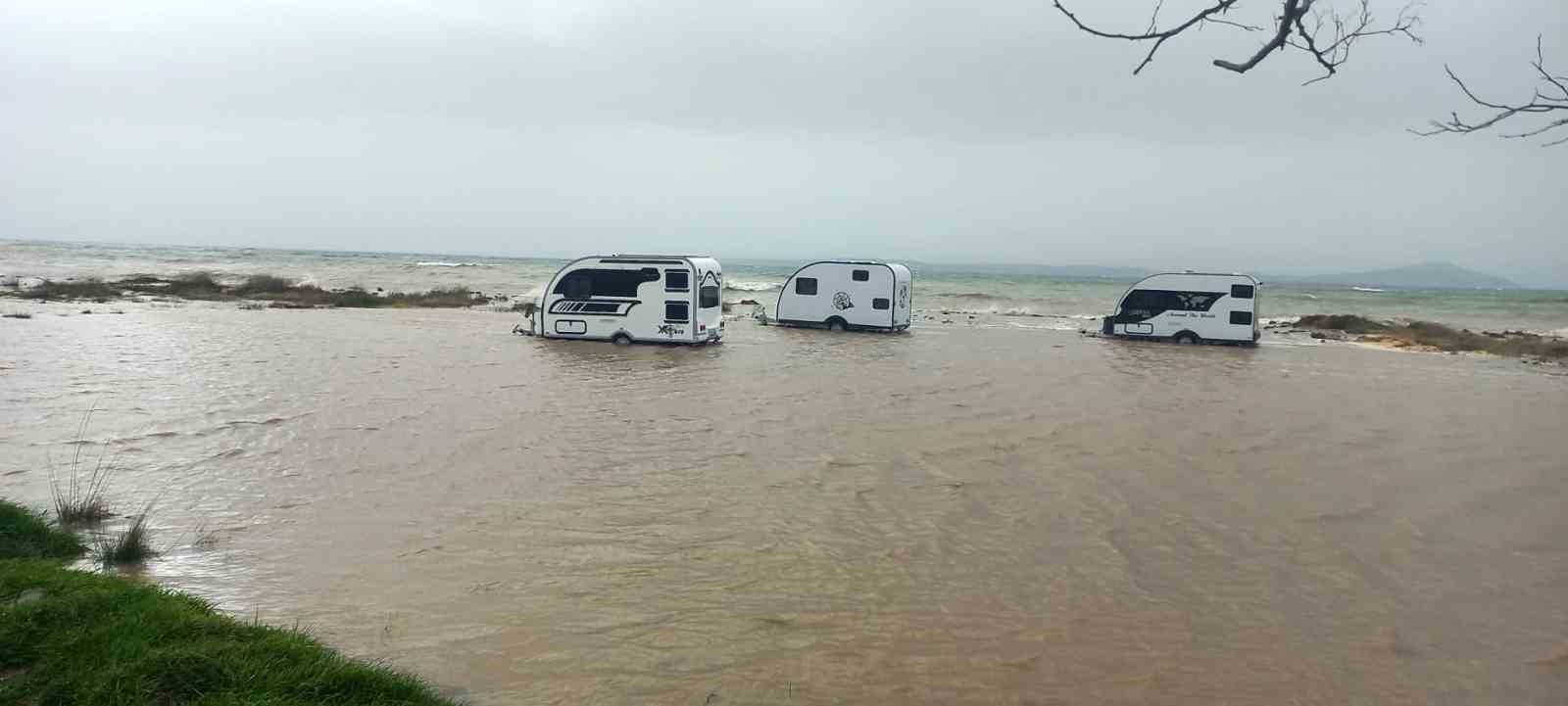 Ezine&rsquo;de karavanlar su altında kaldı
