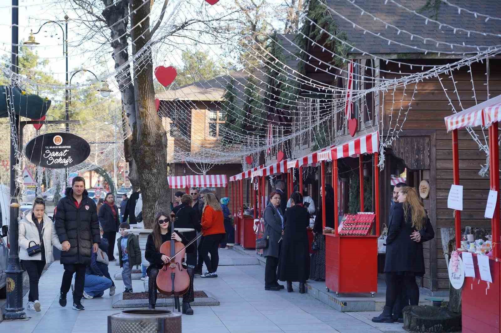 Sevgililer Günü’nde Sanat Sokağı renkli görüntülere sahne oldu