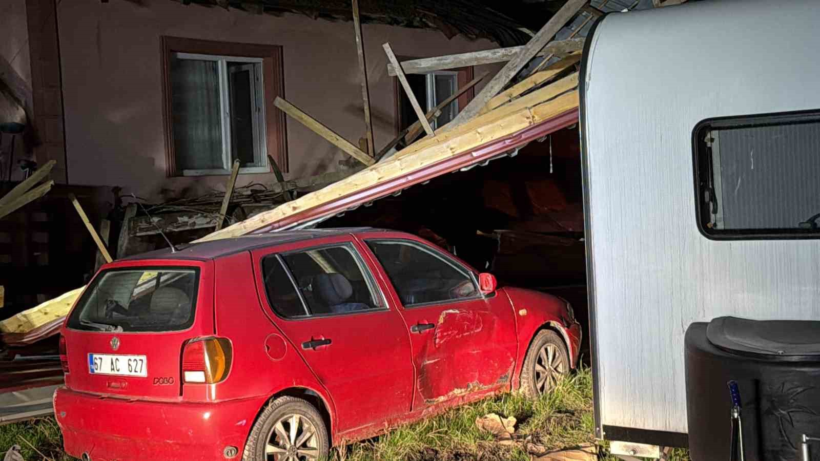 Uçan çatı, ev, karavan ve otomobilde hasara yol açtı
