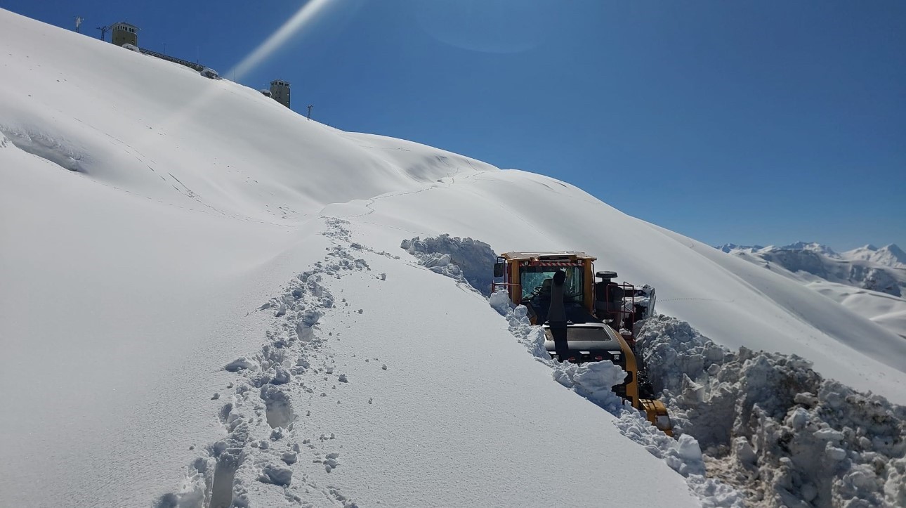 Kar kalınlığının 4 metreyi bulduğu Y&uuml;ksekova&rsquo;da kar savaş&ccedil;ılarının zorlu mesaisi
