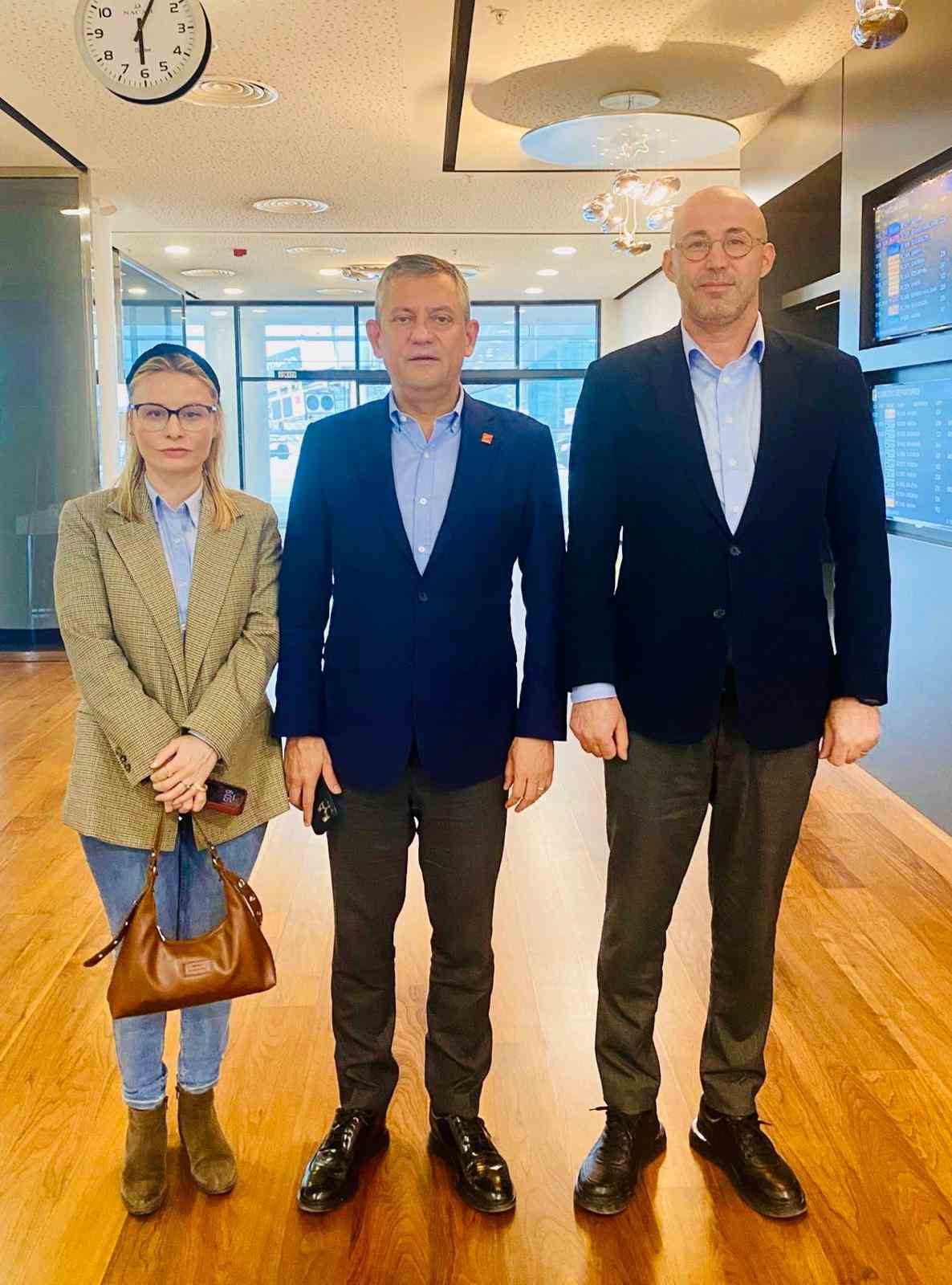 CHP Genel Başkanı Özel Ortaklar çöp şişini es geçmedi