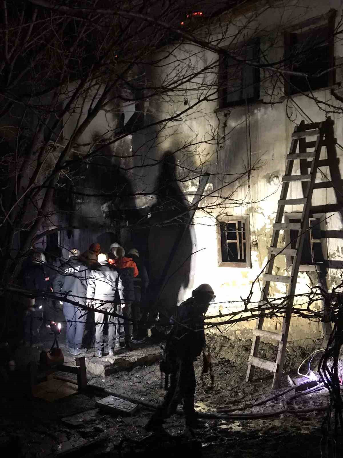 G&uuml;m&uuml;şhane&rsquo;de 3 katlı evde yangın: Evdeki yaşlı adamı arama &ccedil;alışmaları s&uuml;r&uuml;yor
