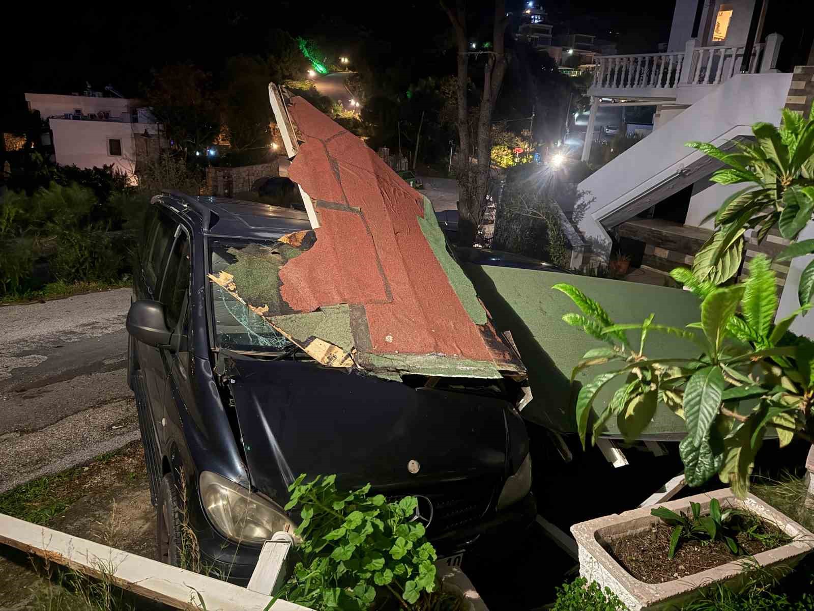 Park halindeki araçların üzerine yıkıldı