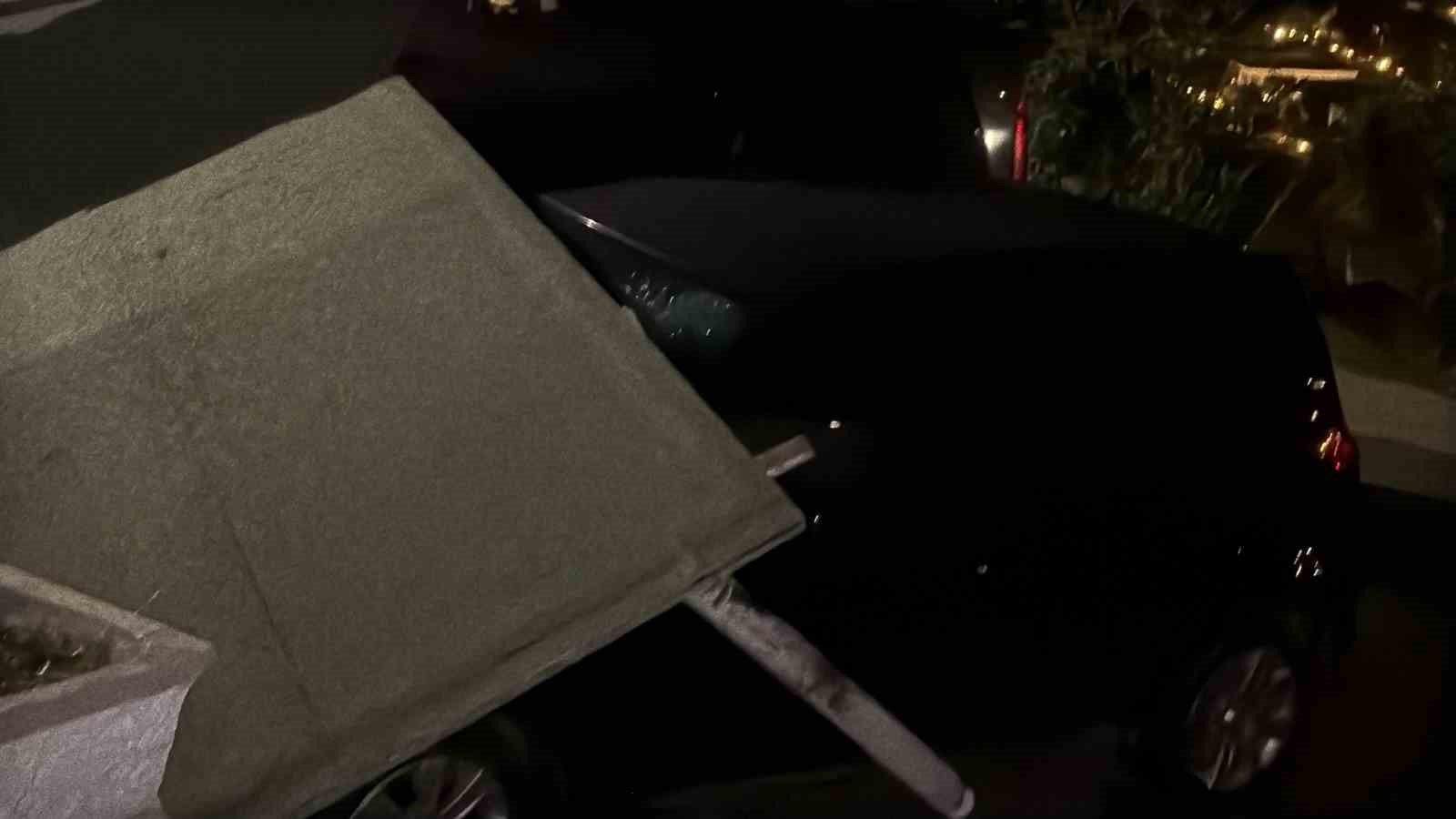 Park halindeki araçların üzerine yıkıldı