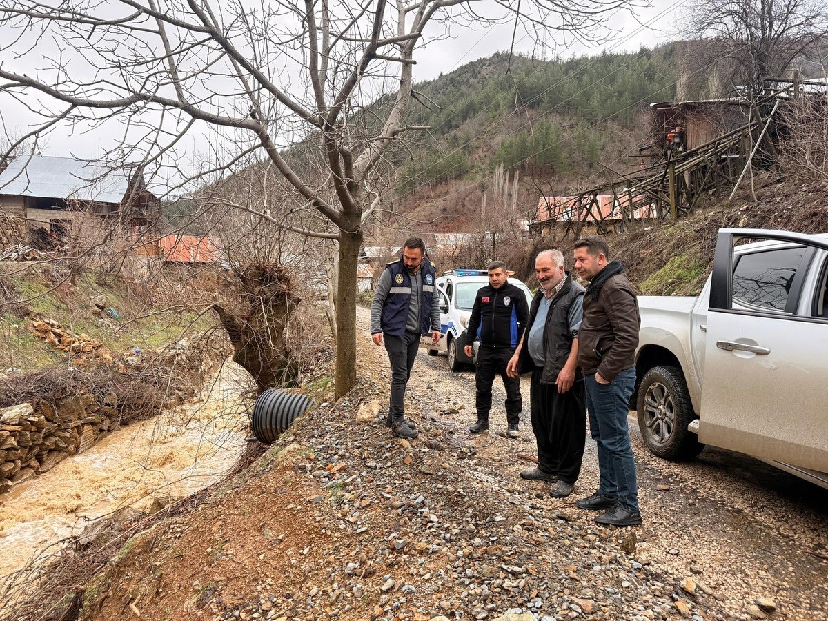 Feke&rsquo;de sel ve heyelan sonrası kapanan yollar ulaşıma a&ccedil;ılıyor
