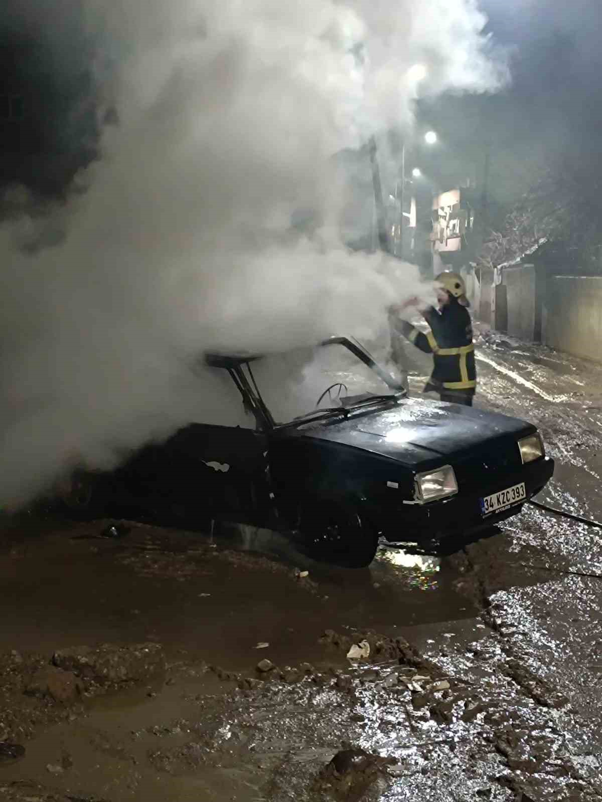 Batman’da park halindeki otomobil alev aldı