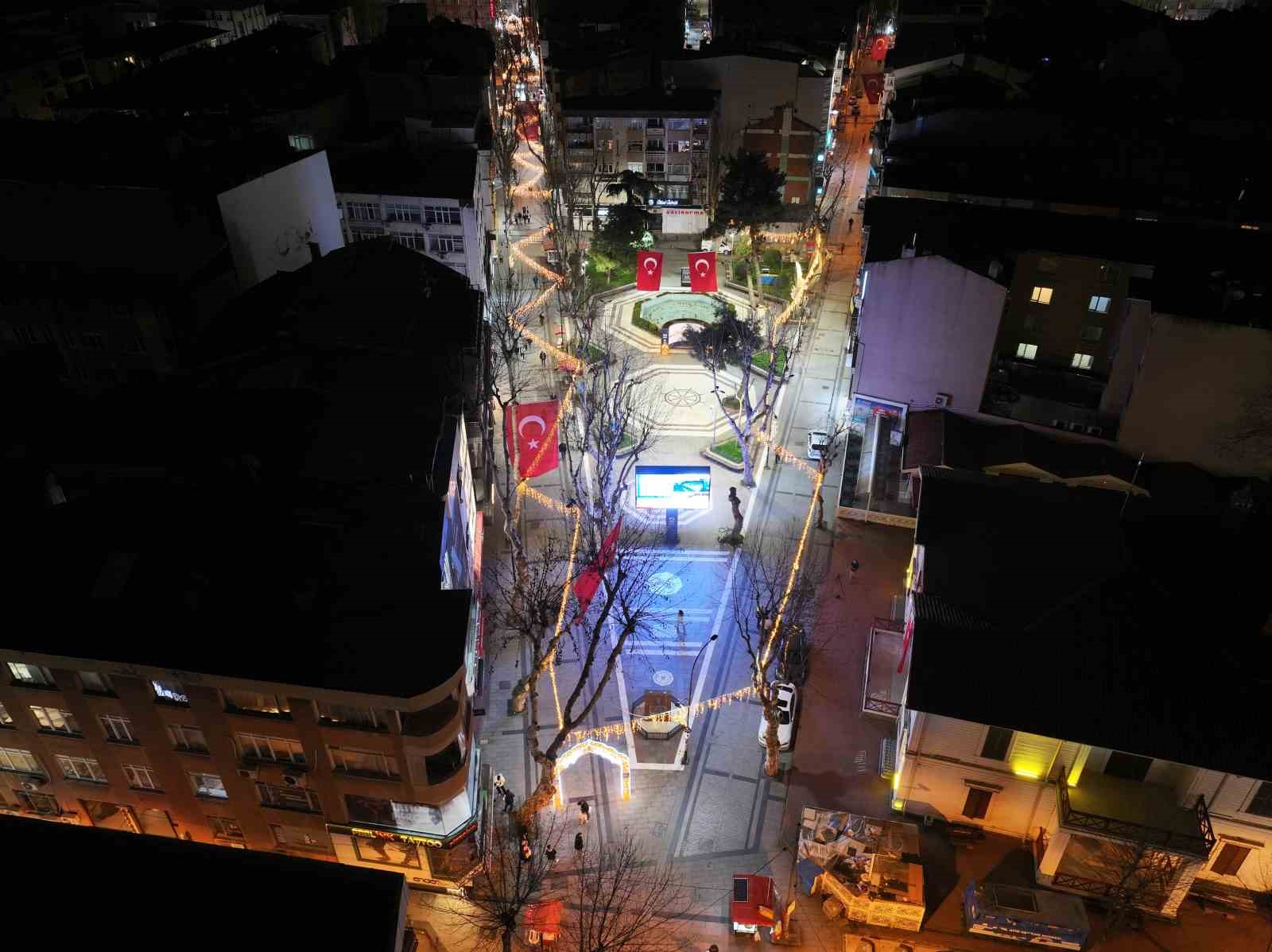 Pendik sokakları Ramazan ayını ışıl ışıl karşılıyor
