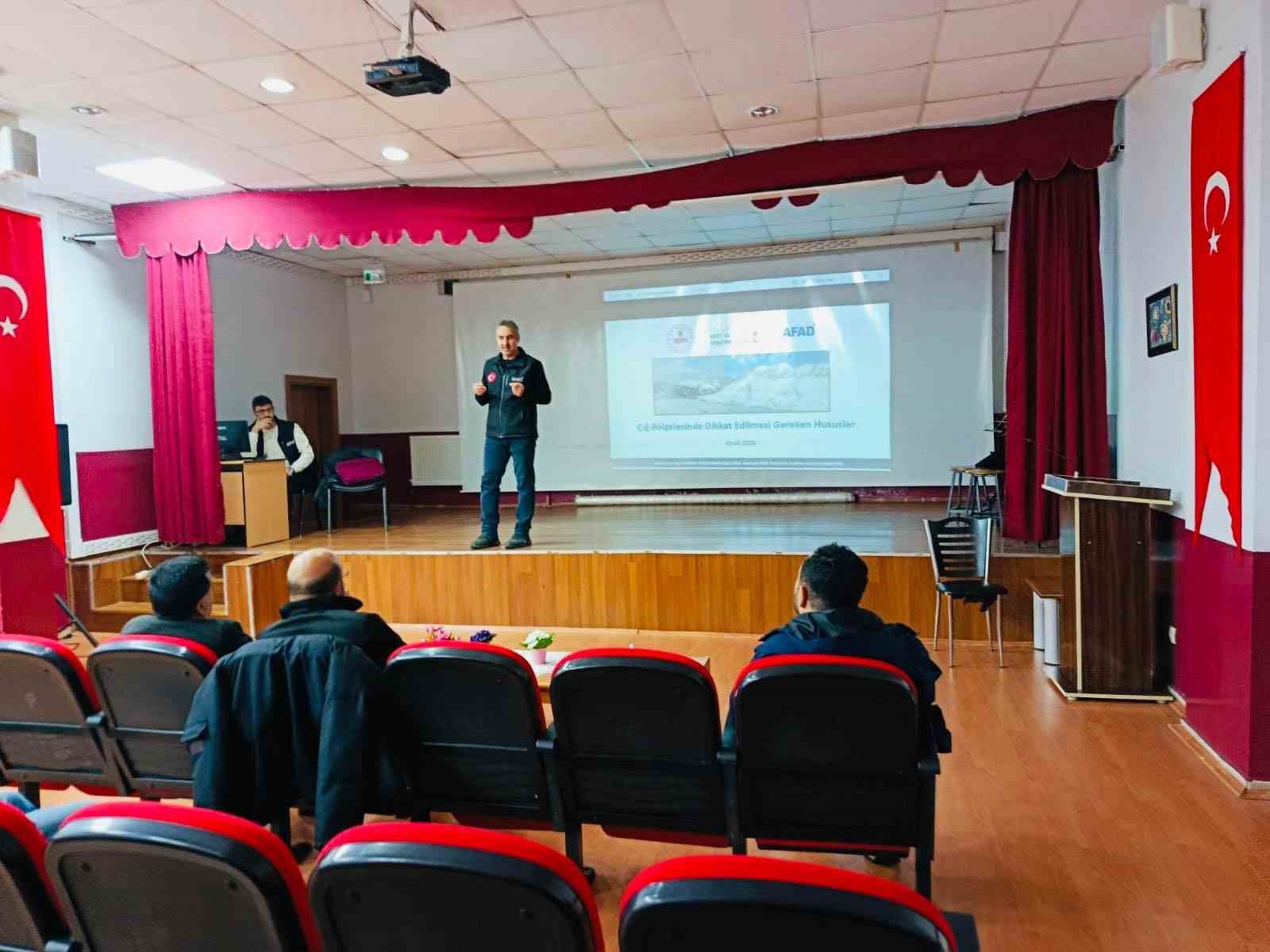 Elazığ’da muhtarlara çığla mücadele ve farkındalık eğitimi verildi