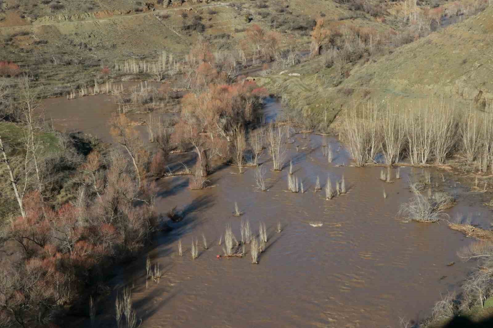 G&ouml;ksu nehri taştı, tarım arazileri sular altında kaldı
