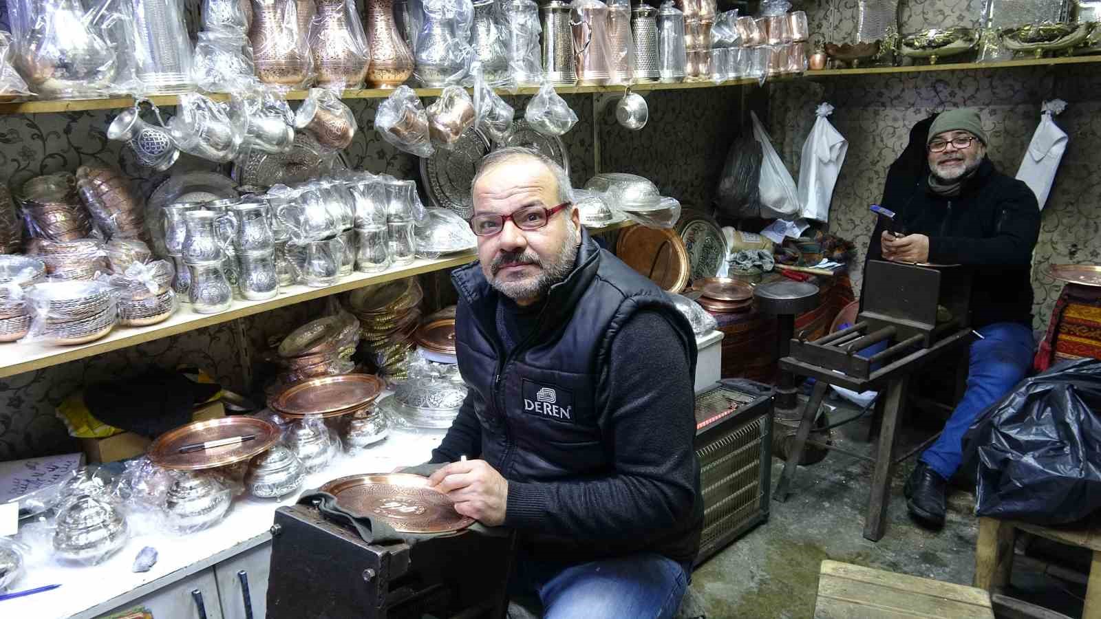 Meslektaş dayı yeğen 44 yıldır birlikte bakır işliyor