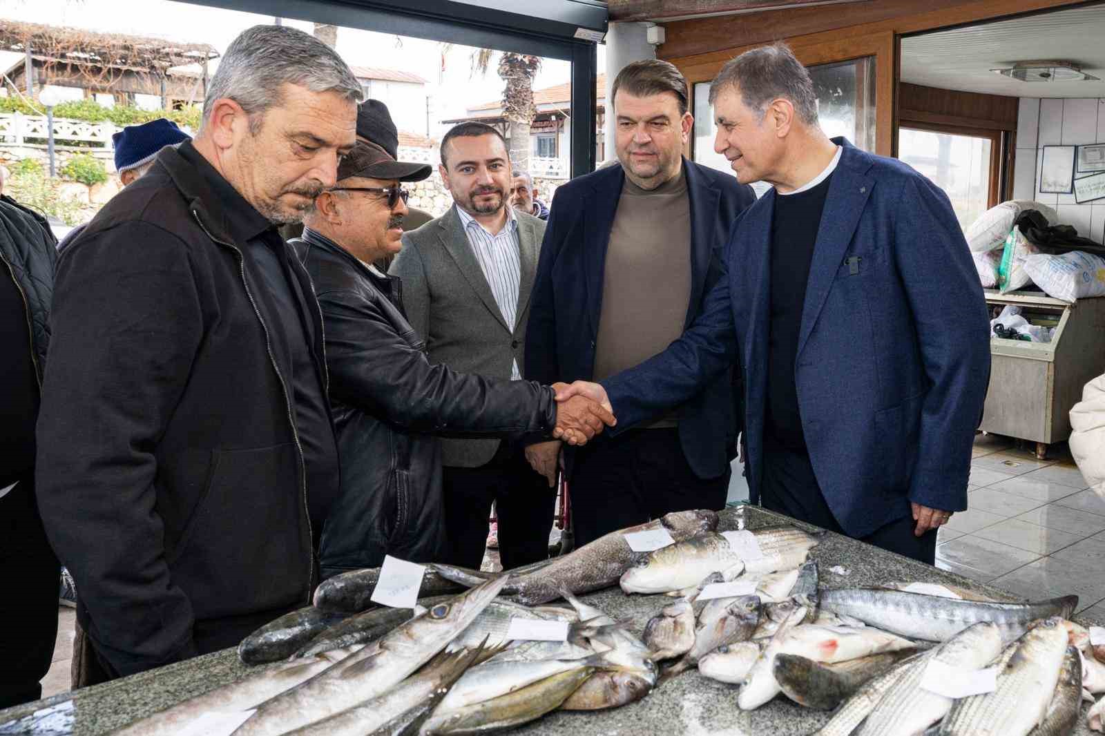 İzmir&rsquo;de k&uuml;&ccedil;&uuml;k &ouml;l&ccedil;ekli balık&ccedil;ıyla dayanışma eli
