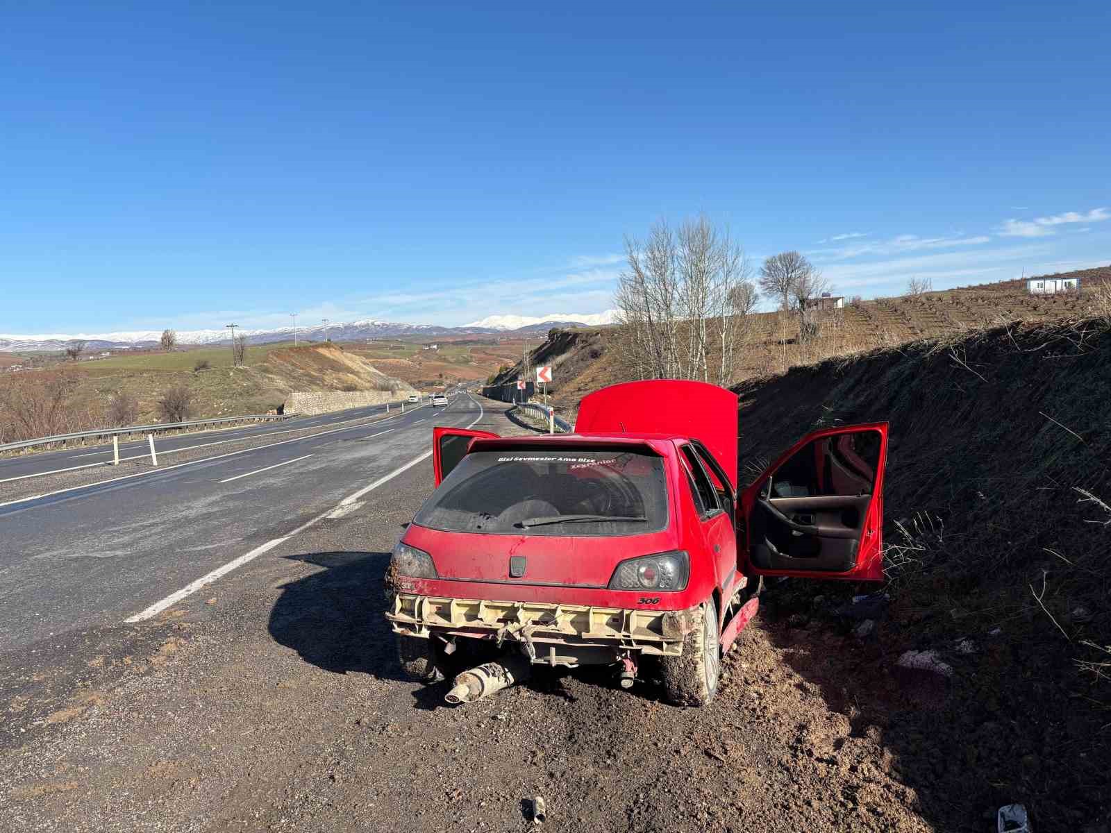 Yolda oluşan çukur kazaya neden oldu: 2 yaralı
