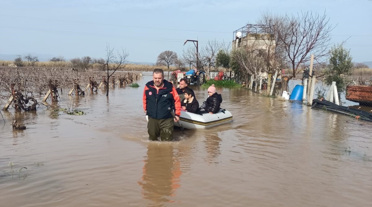 Su baskınında mahsur kalan 4’ü çocuk 5 kişi kurtarıldı