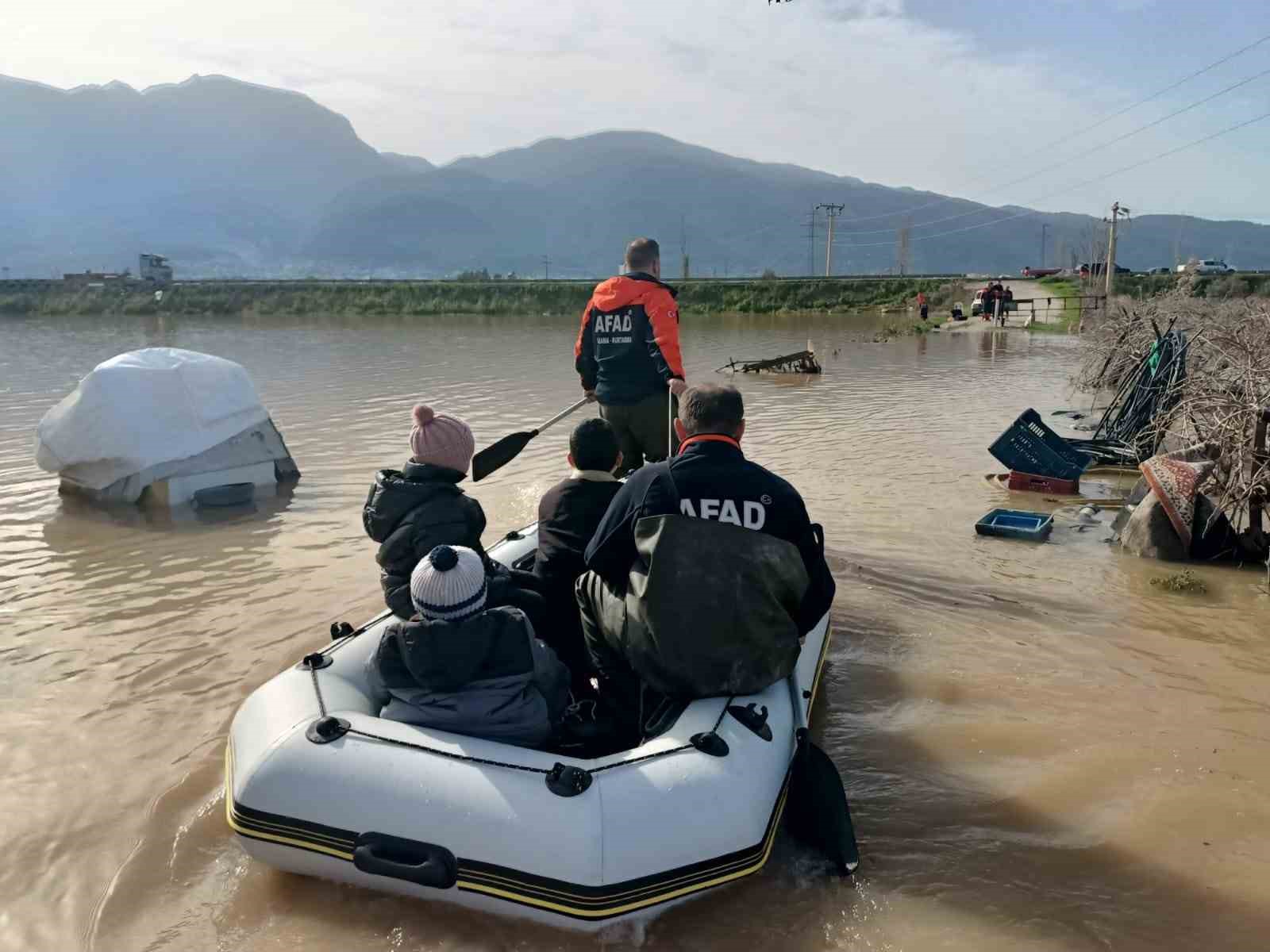 Su baskınında mahsur kalan 4&rsquo;&uuml; &ccedil;ocuk 5 kişi kurtarıldı
