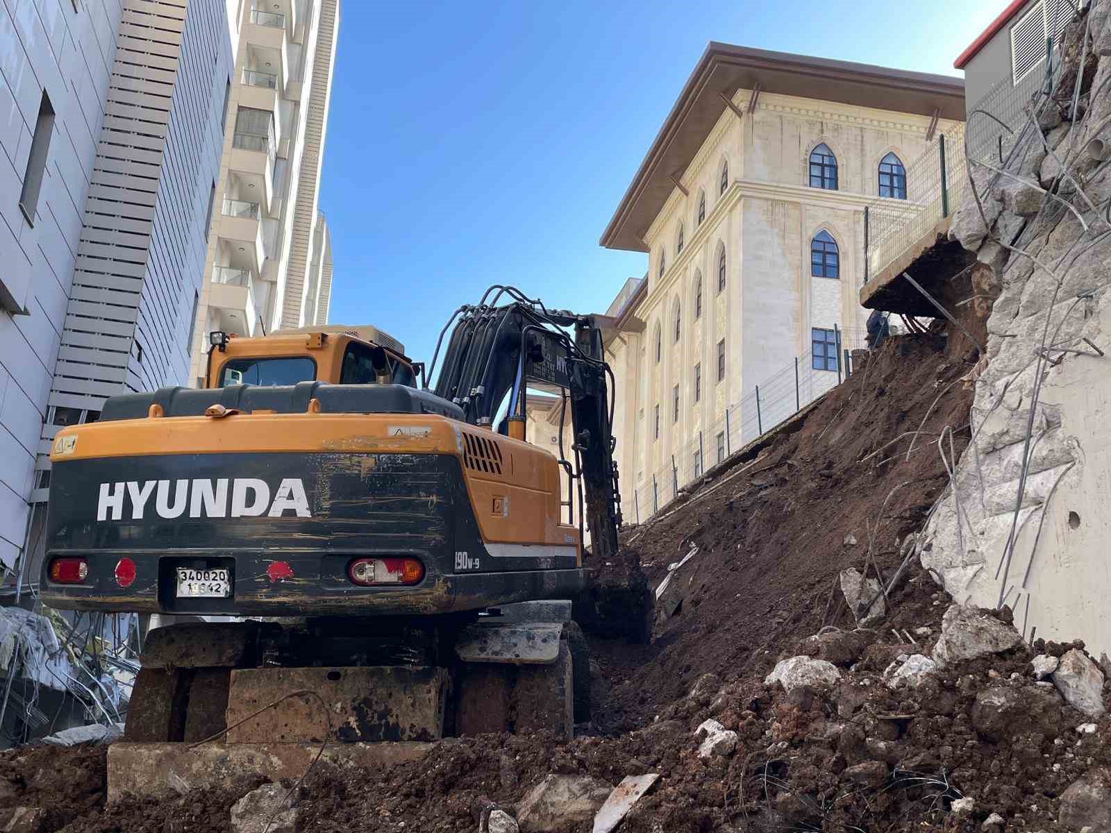 İstinat duvarı çöken sitedeki 4 dairede hasar oluştu