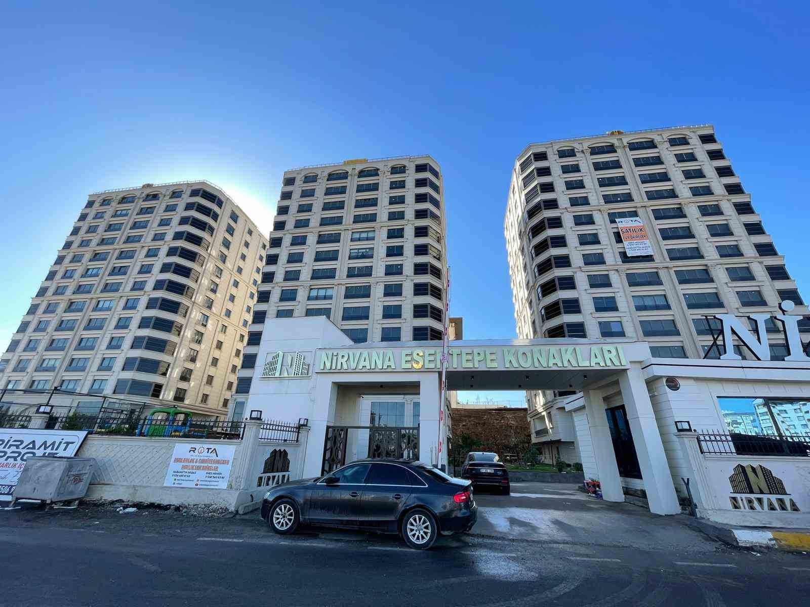 İstinat duvarı çöken sitedeki 4 dairede hasar oluştu