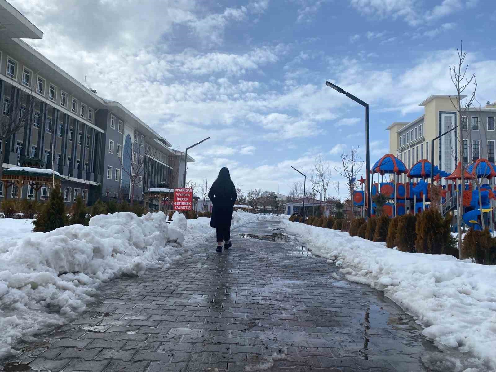 Patnos&rsquo;ta muhteşem kar yağışı manzarası
