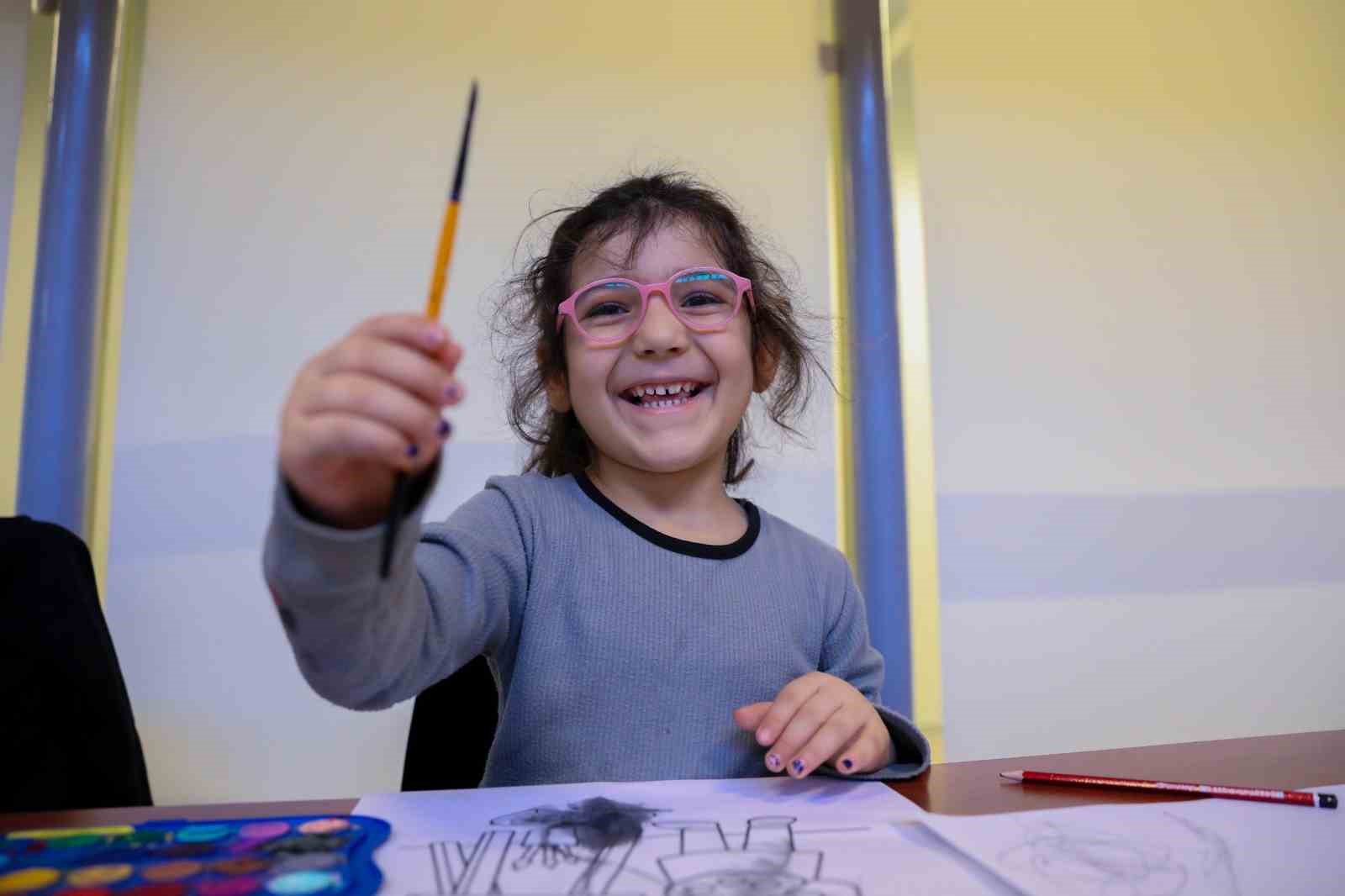 &Ccedil;ocuklar bir g&uuml;nl&uuml;ğ&uuml;ne ressam oldu
