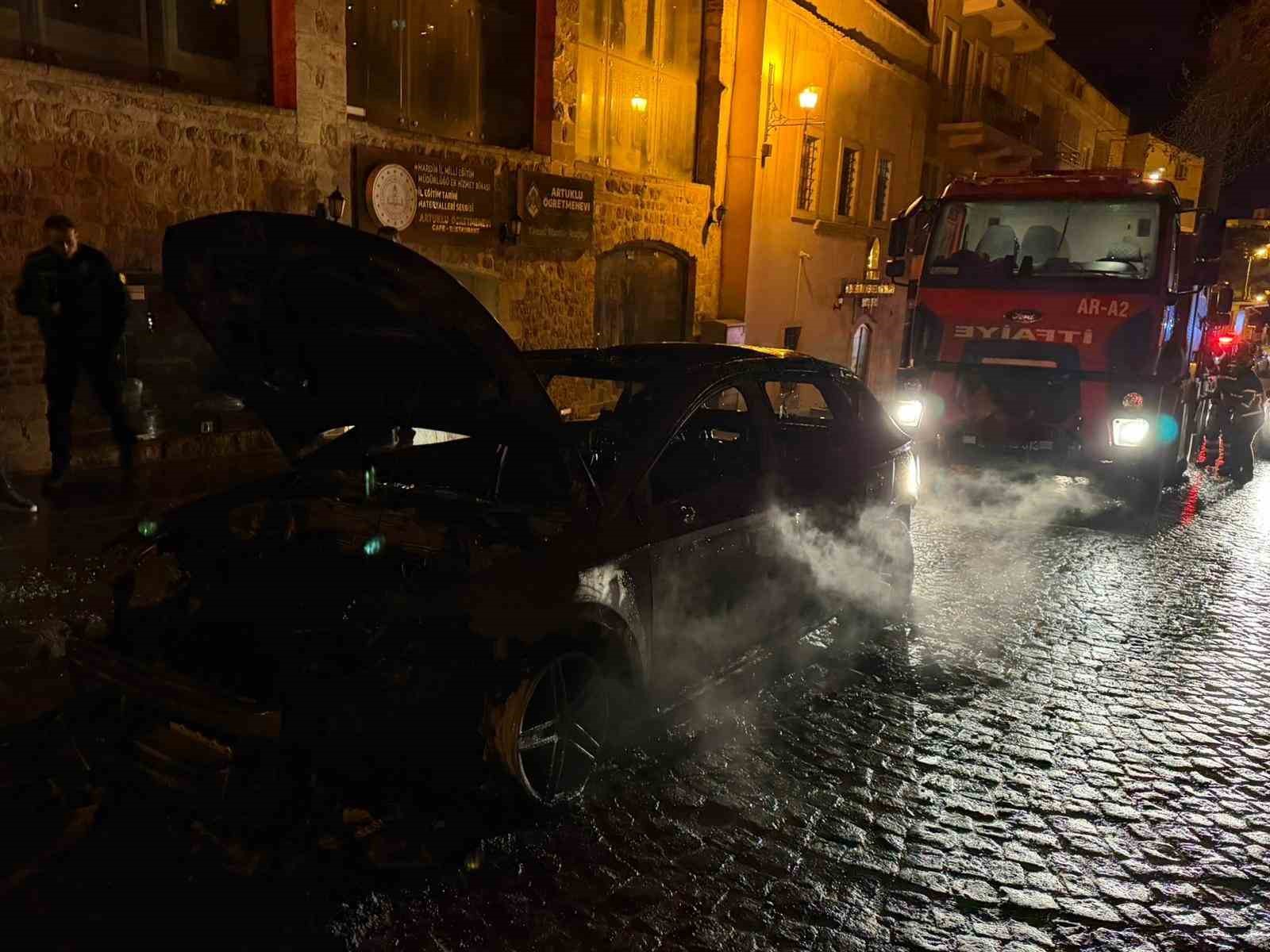 Mardin’de seyir halindeki otomobilde çıkan yangın söndürüldü