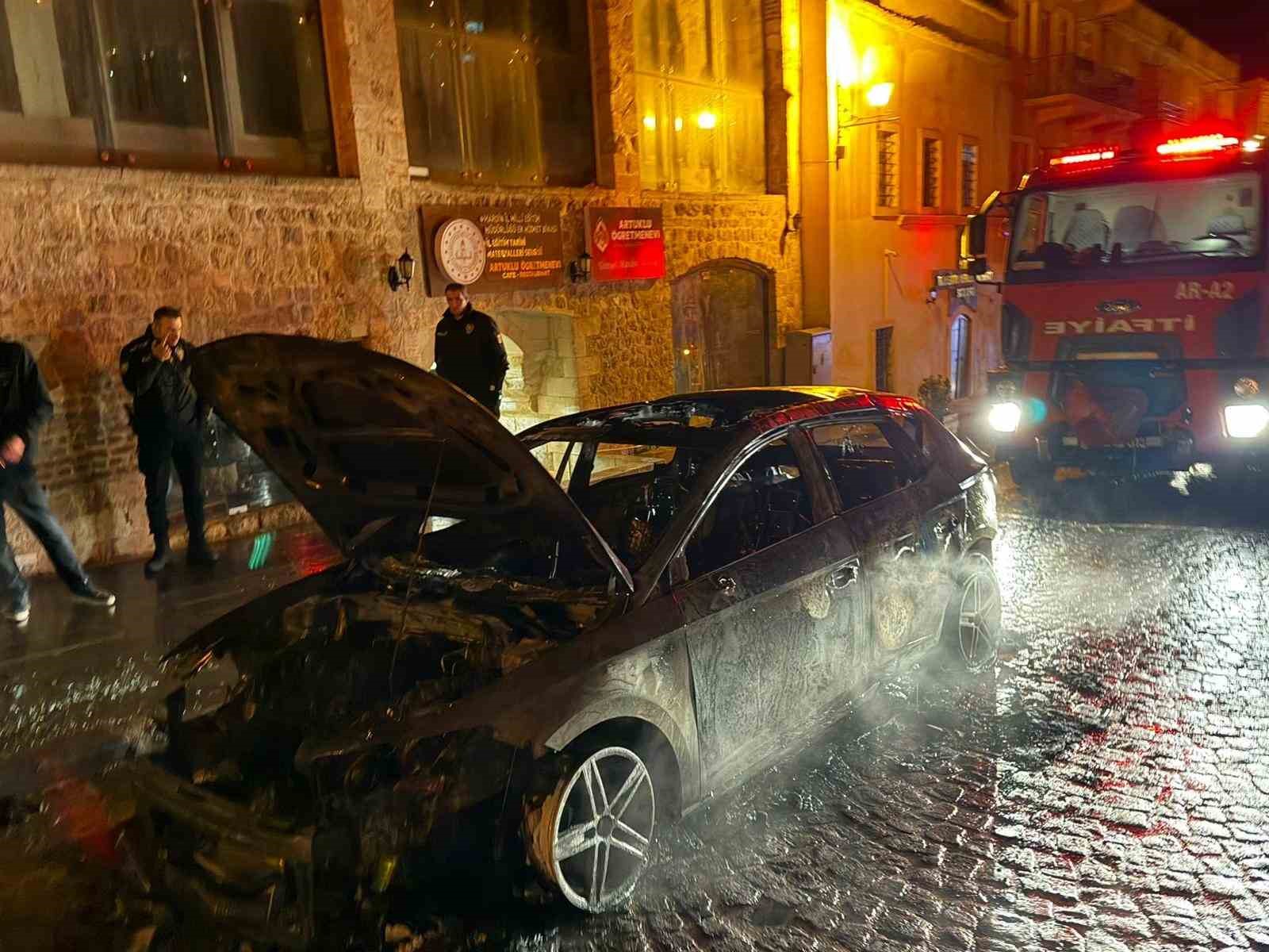 Mardin&rsquo;de seyir halindeki otomobilde &ccedil;ıkan yangın s&ouml;nd&uuml;r&uuml;ld&uuml;
