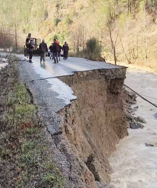 Gazipaşa’da heyelan yolu yuttu