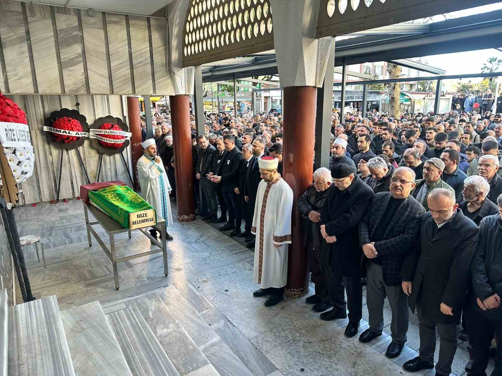 Rize’de 10. kattan düşerek hayatını kaybeden akademisyen son yolculuğuna uğurlandı