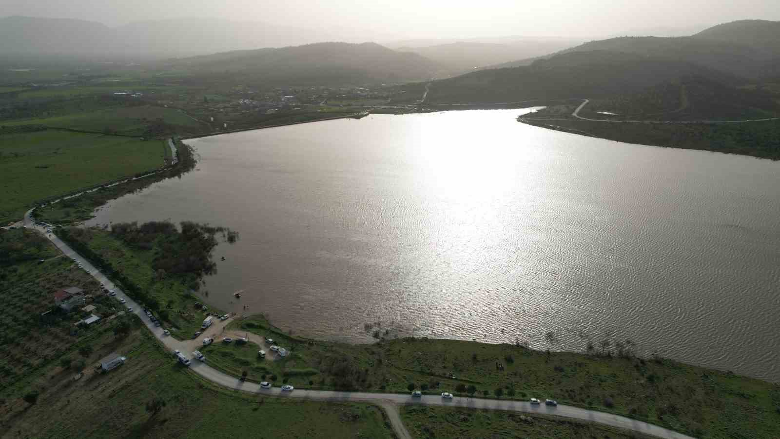 Kayıp genç gölette aranıyor