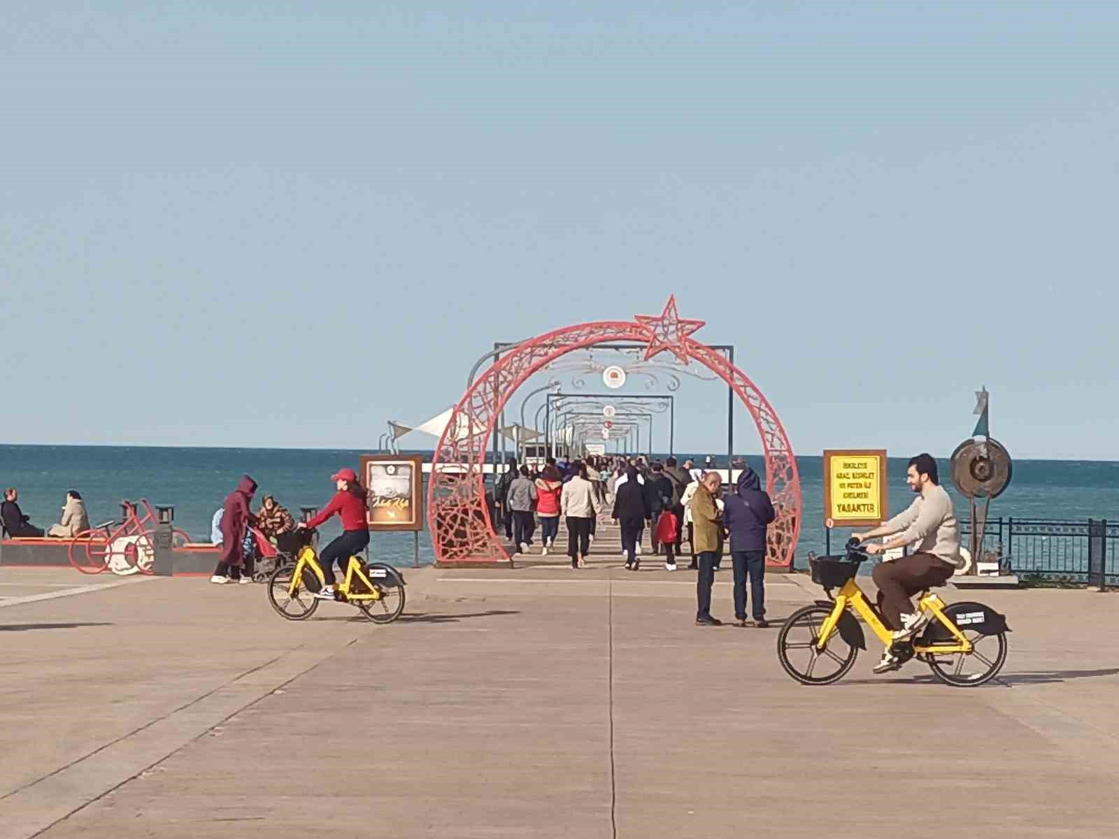 Samsun’da yalancı bahar: Vatandaşlar sahile akın etti