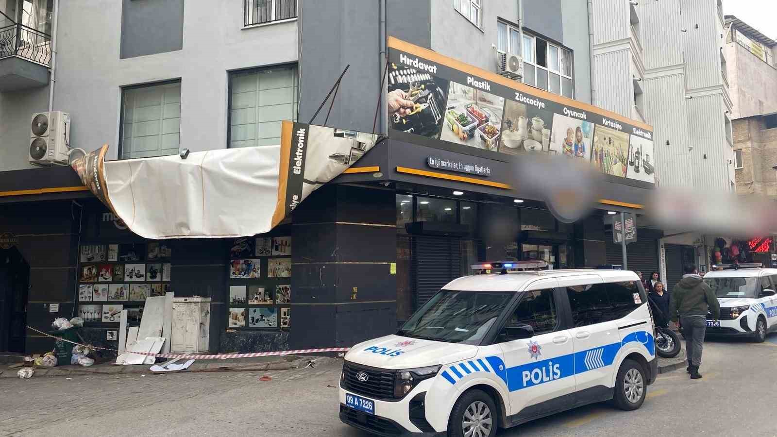 Efeler’de şiddetli rüzgar tabelaları kopardı, iş yerlerinde hasar oluştu