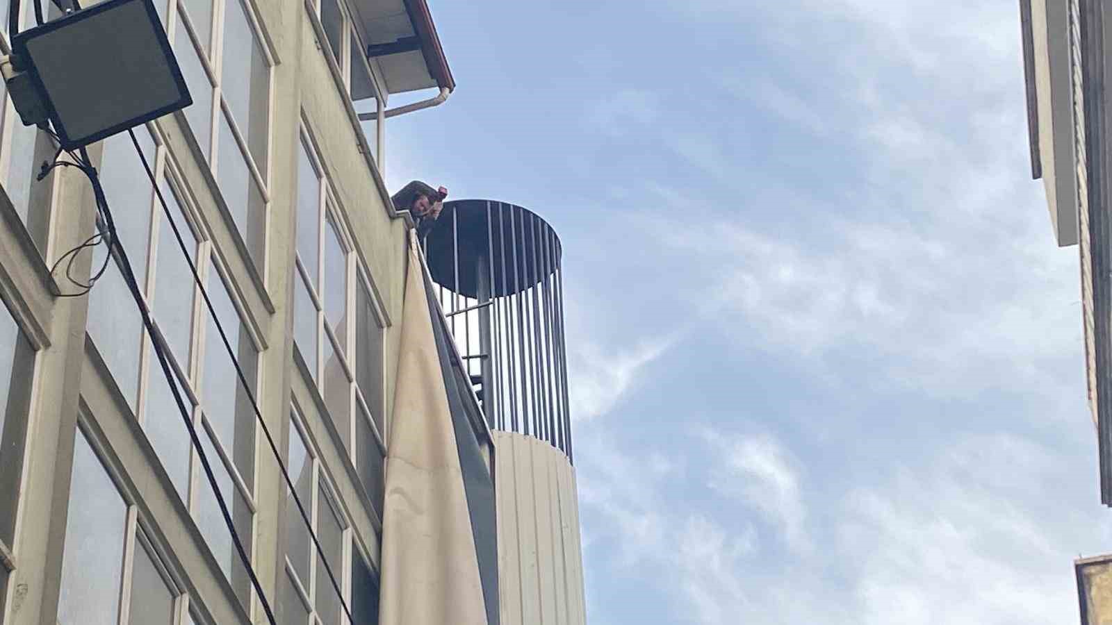 Efeler&rsquo;de şiddetli r&uuml;zgar tabelaları kopardı, iş yerlerinde hasar oluştu
