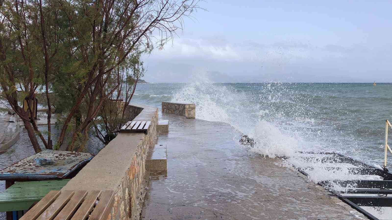 Datça’da şiddetli lodos etkili oldu