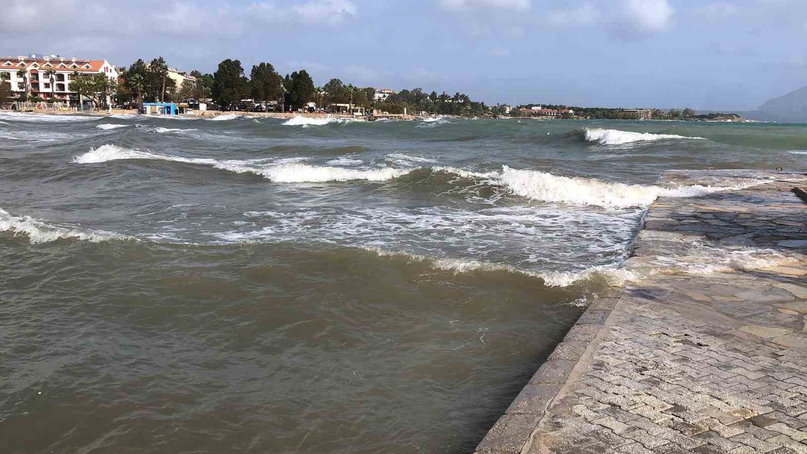 Datça’da şiddetli lodos etkili oldu