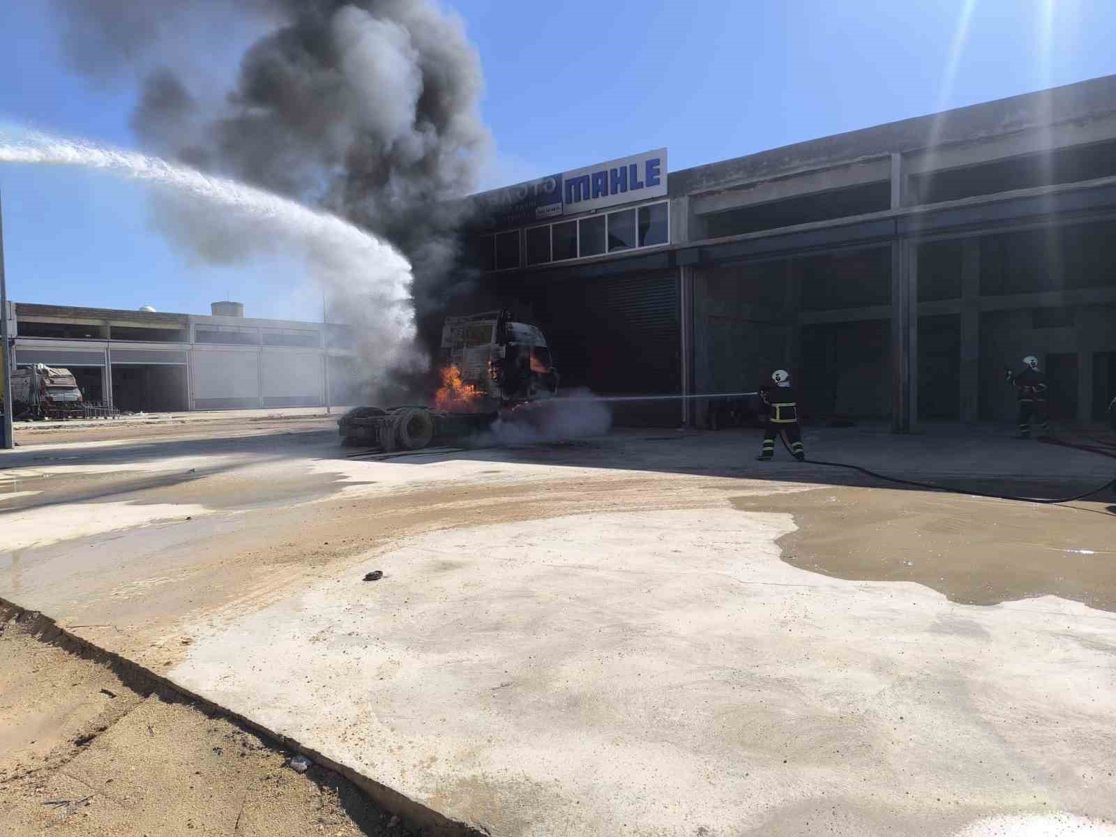 Mardin&rsquo;de park halindeki tırın &ccedil;ekicisi yandı
