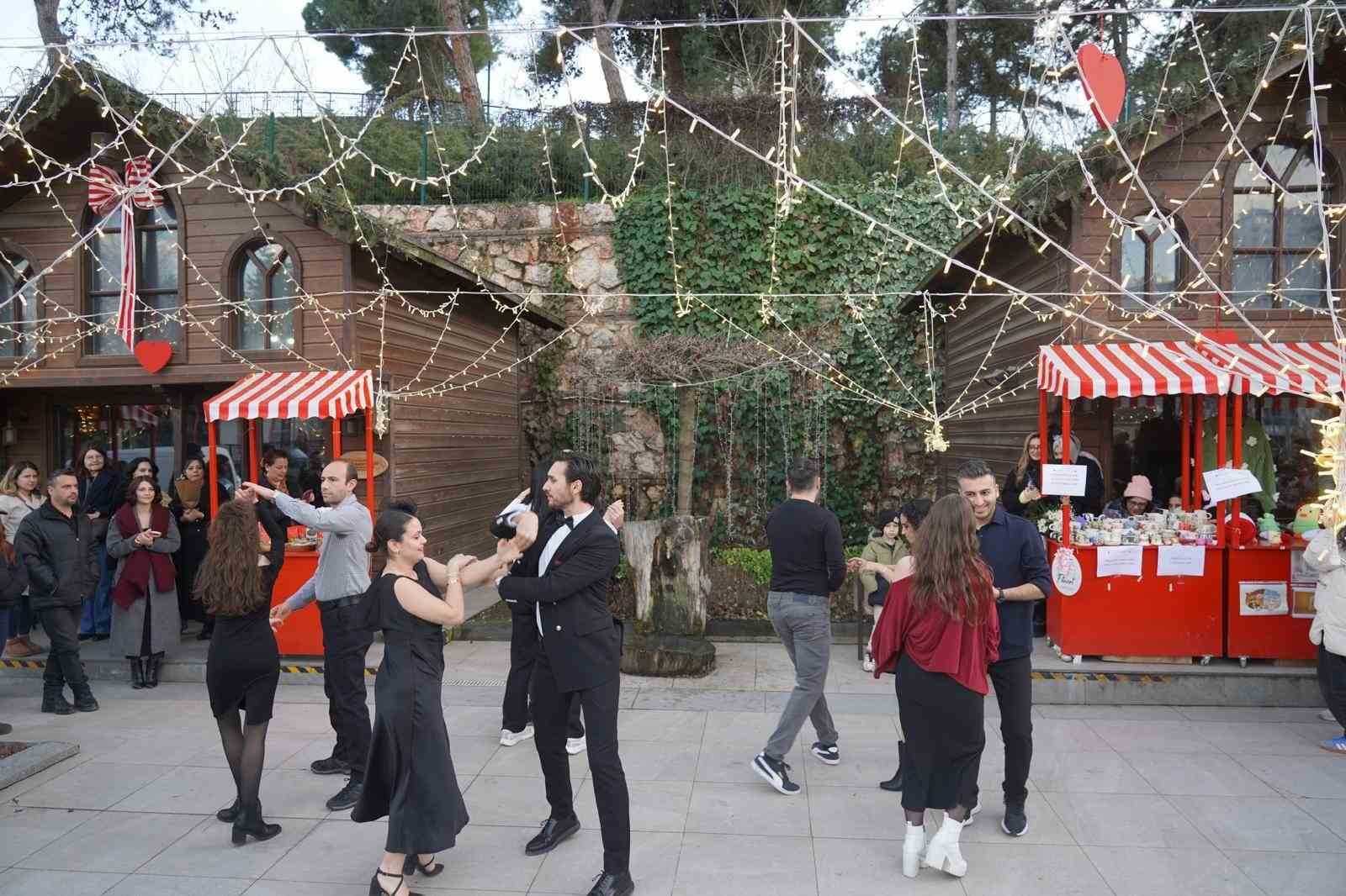 Sevgililer G&uuml;n&uuml;&rsquo;nde Sanat Sokağı renkli g&ouml;r&uuml;nt&uuml;lere sahne oldu
