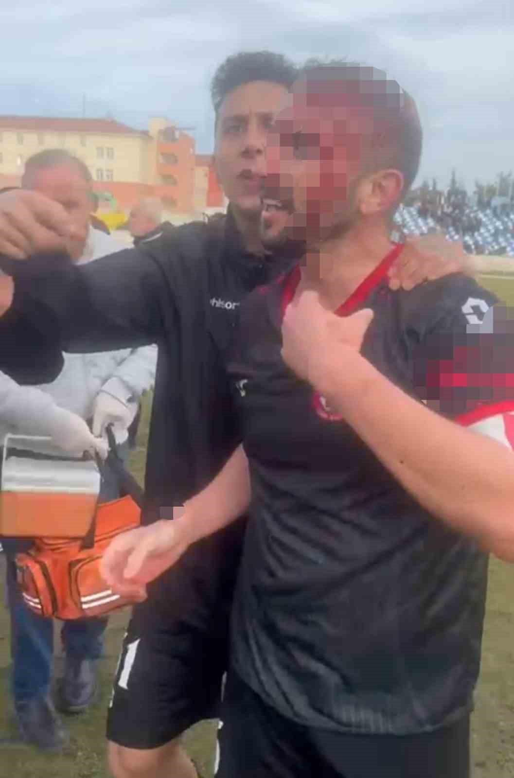 Maç sonu saha karıştı: 3 futbolcu yaralandı