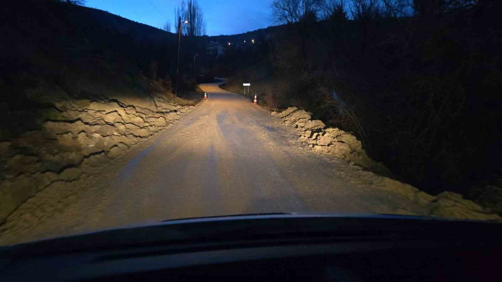Beypazarı&rsquo;nda kayalar yolu ulaşıma kapattı

