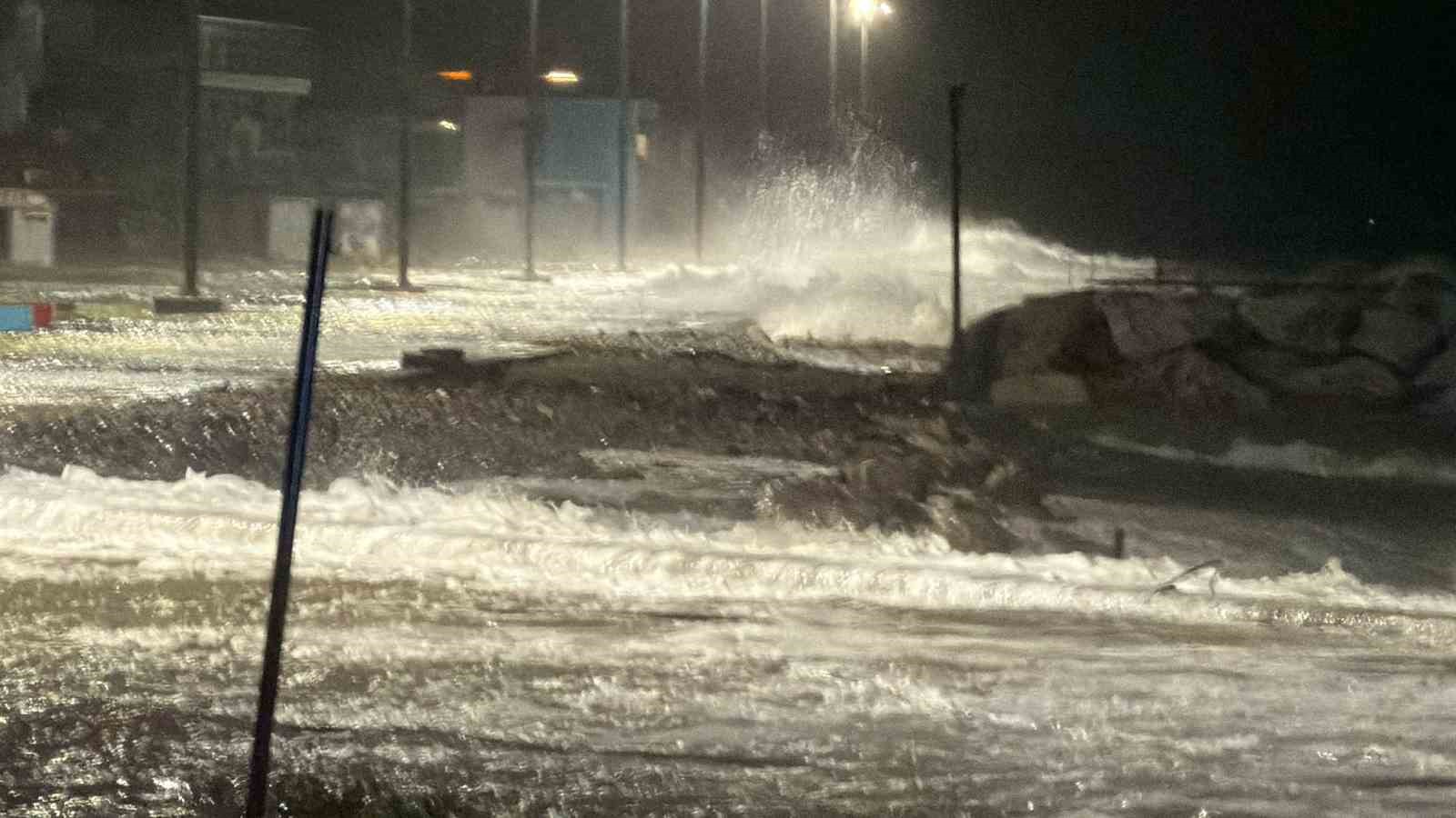 Edremit&rsquo;te fırtınada deniz ve kara adeta birleşti
