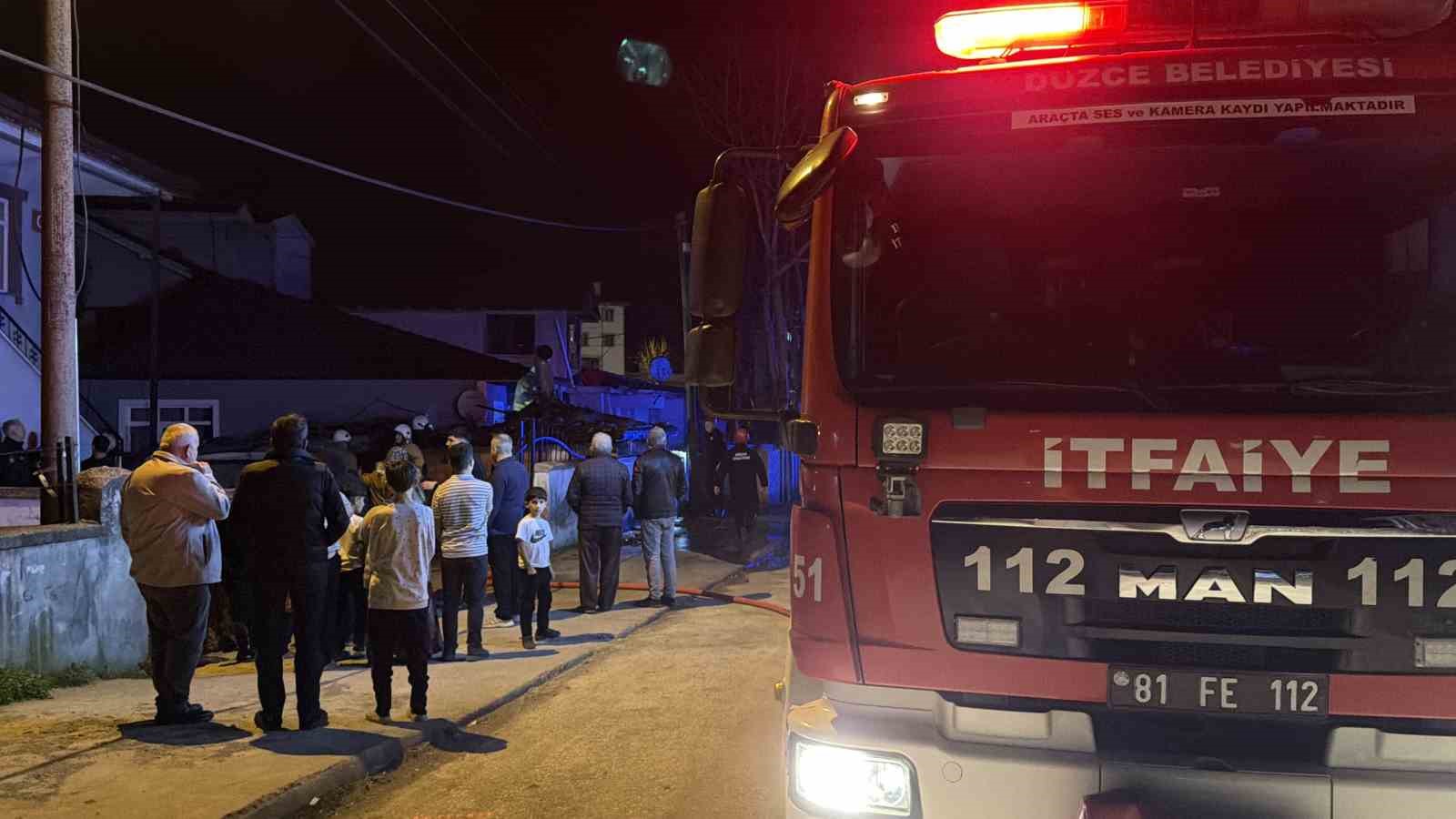 D&uuml;zce&rsquo;de r&uuml;zgarın etkisi ile &ccedil;ıkan yangın b&uuml;y&uuml;meden s&ouml;nd&uuml;r&uuml;ld&uuml;
