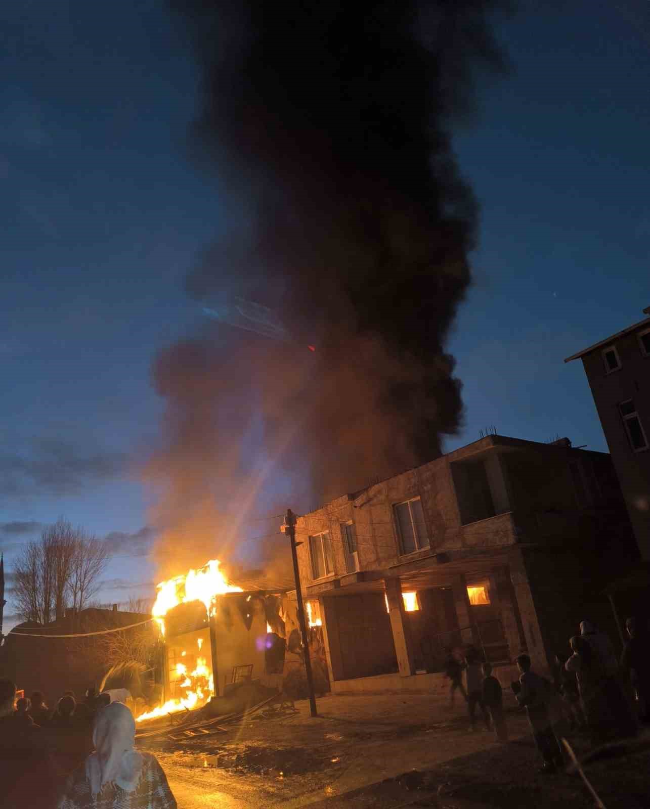 Van’da iş yerinde yangın paniği