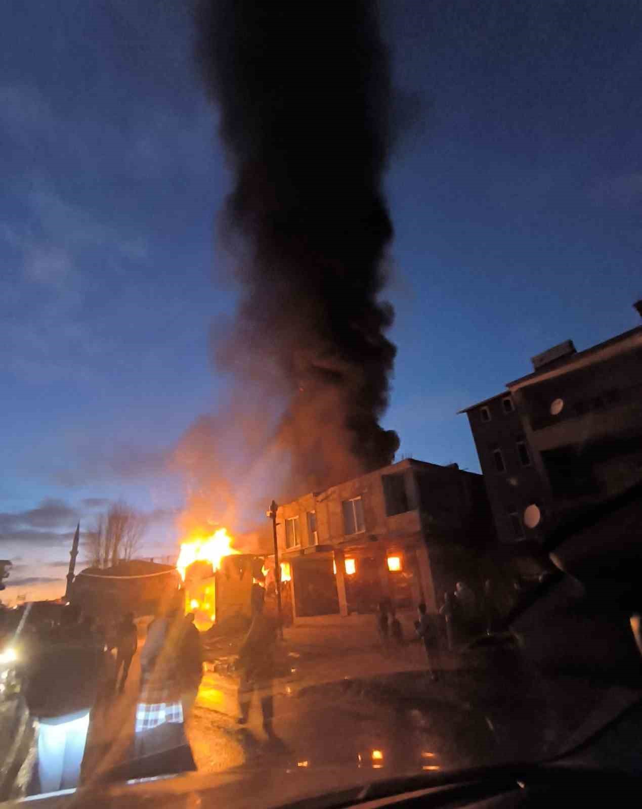 Van’da iş yerinde yangın paniği