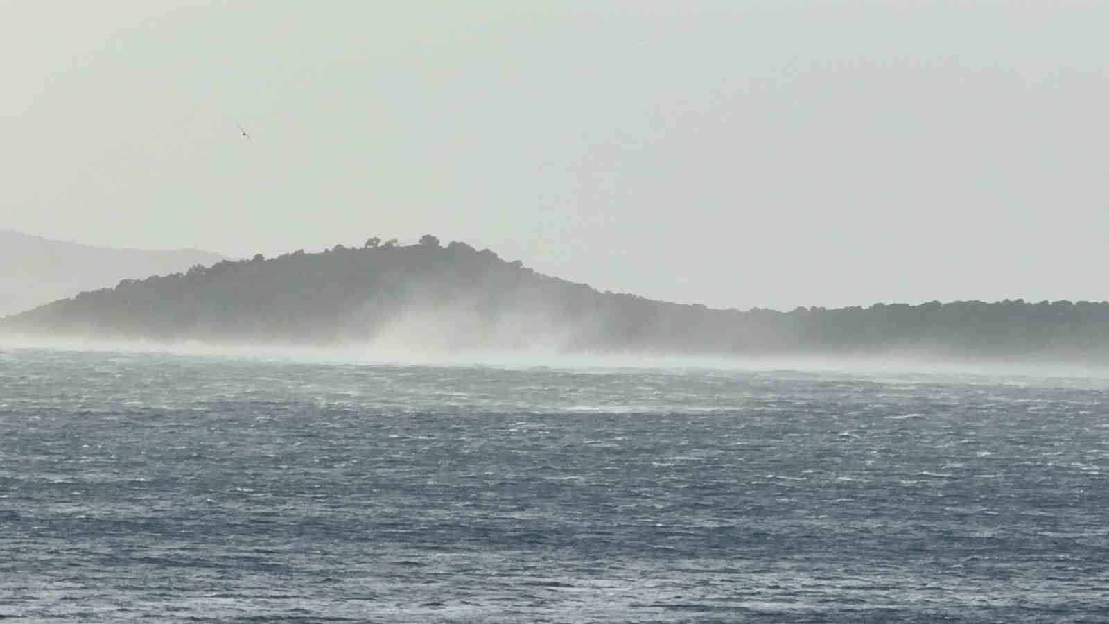 Bodrum&rsquo;da fırtınada deniz ortasındaki doğa olayı g&ouml;renleri şaşırttı
