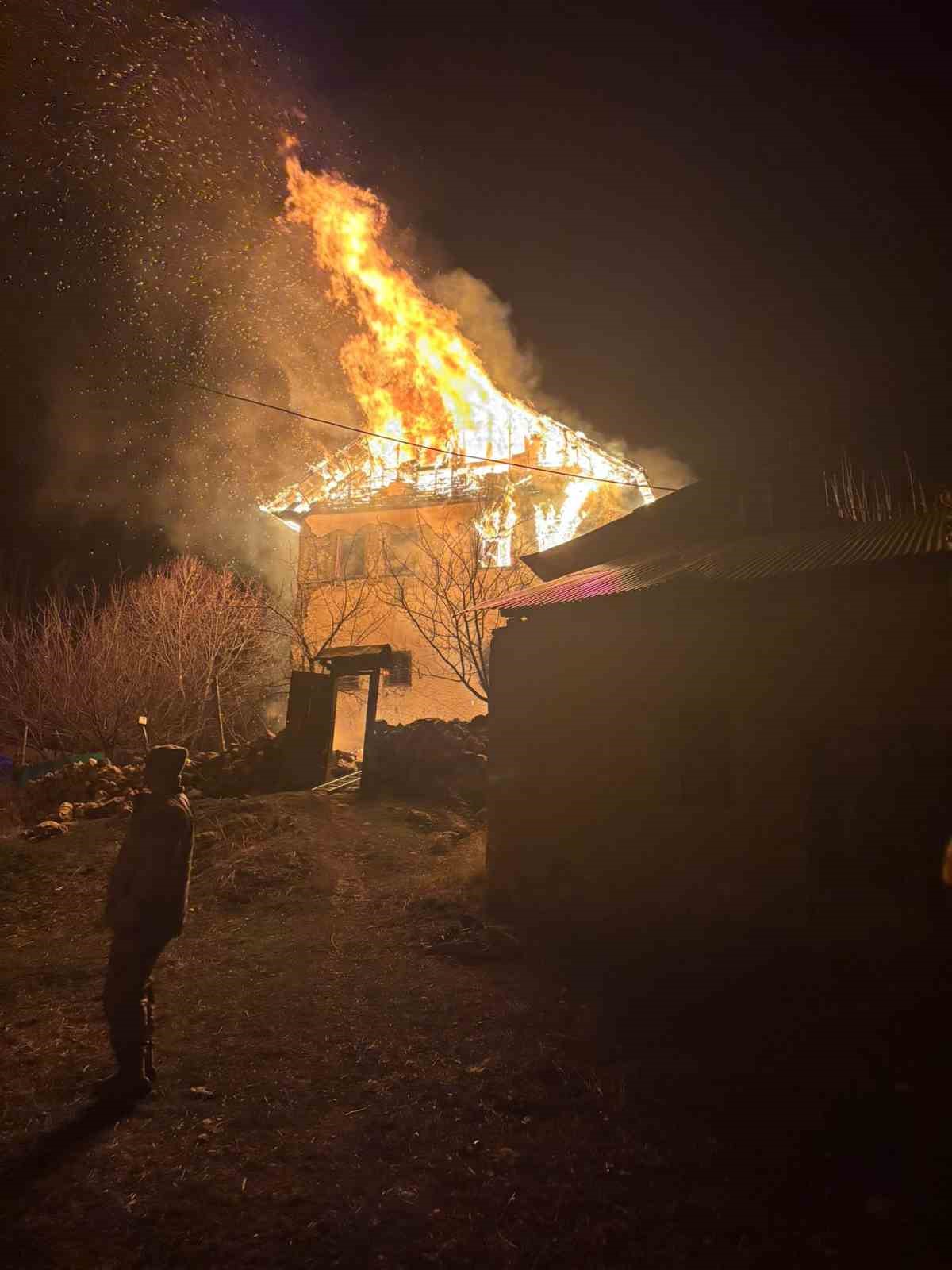 Gümüşhane’de 3 katlı evde yangın: Evdeki yaşlı adamı arama çalışmaları sürüyor