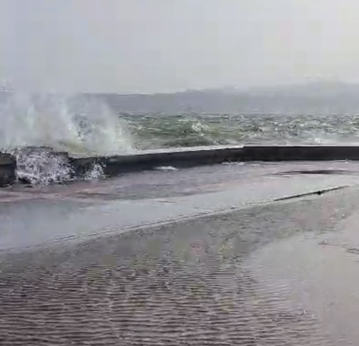İzmir’de fırtınada sahil şeridindeki yollar sular altında kaldı