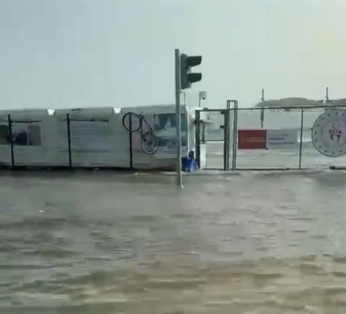 İzmir&rsquo;de fırtınada sahil şeridindeki yollar sular altında kaldı
