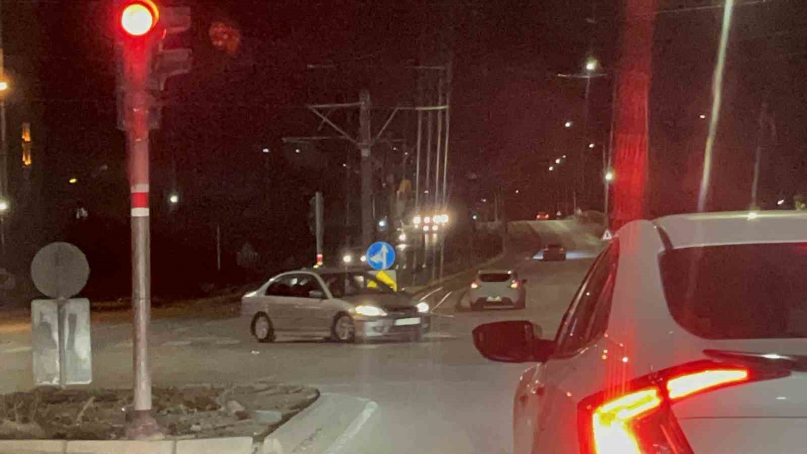 Eskişehir&rsquo;de raylarda ilerleyen otomobil tehlikeye davetiye &ccedil;ıkardı
