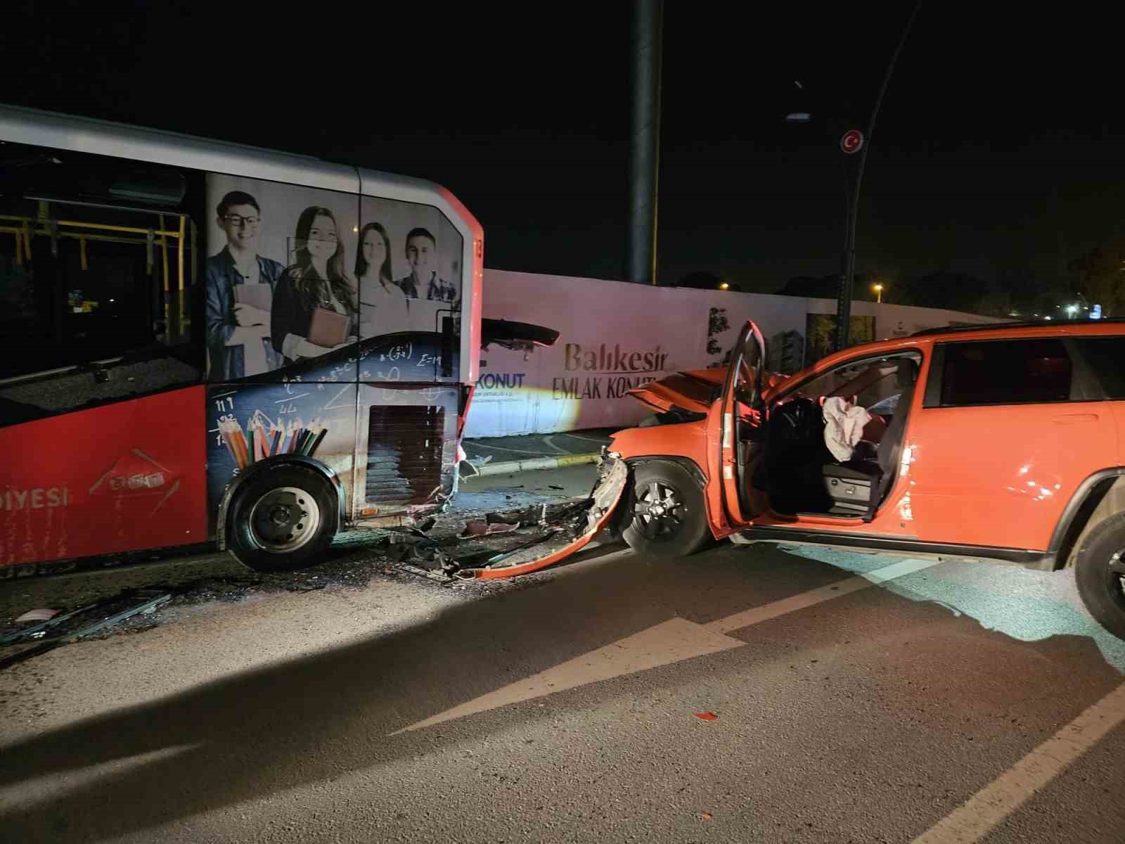 Otomobil park halindeki otobüse çarptı: 1 yaralı