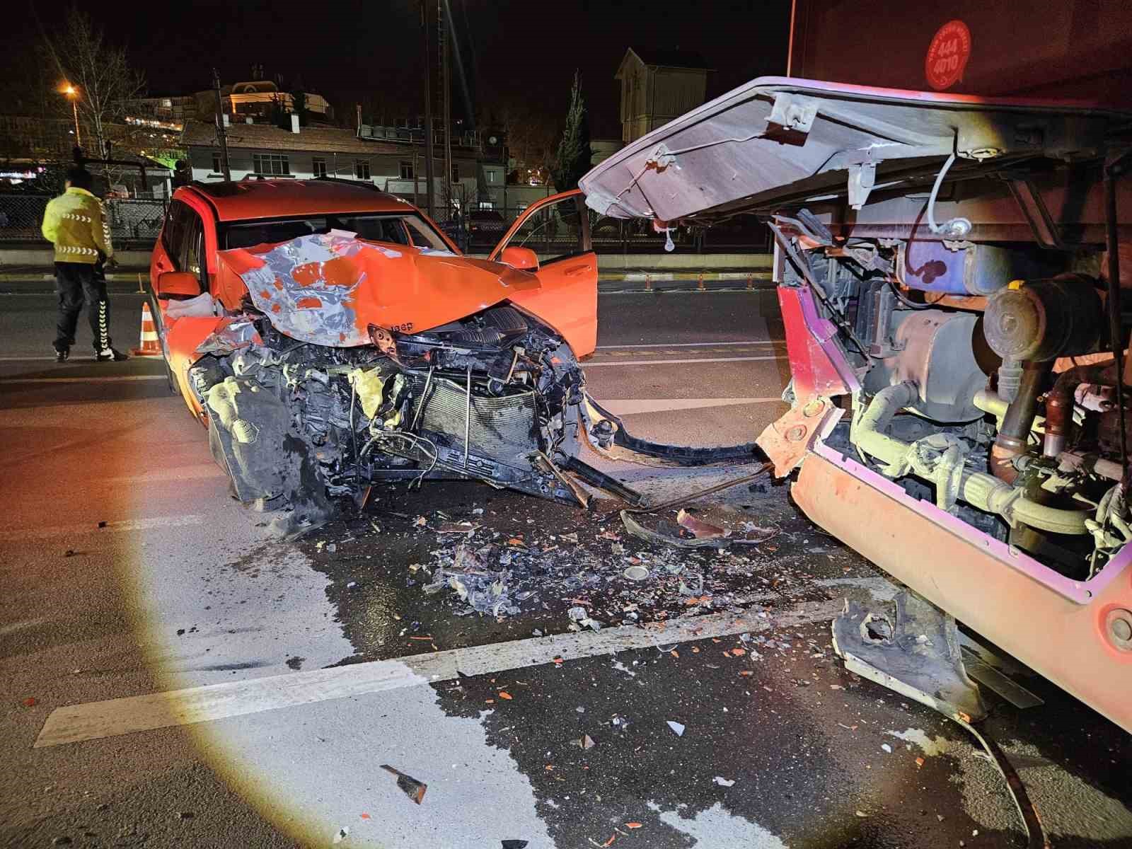 Otomobil park halindeki otob&uuml;se &ccedil;arptı: 1 yaralı
